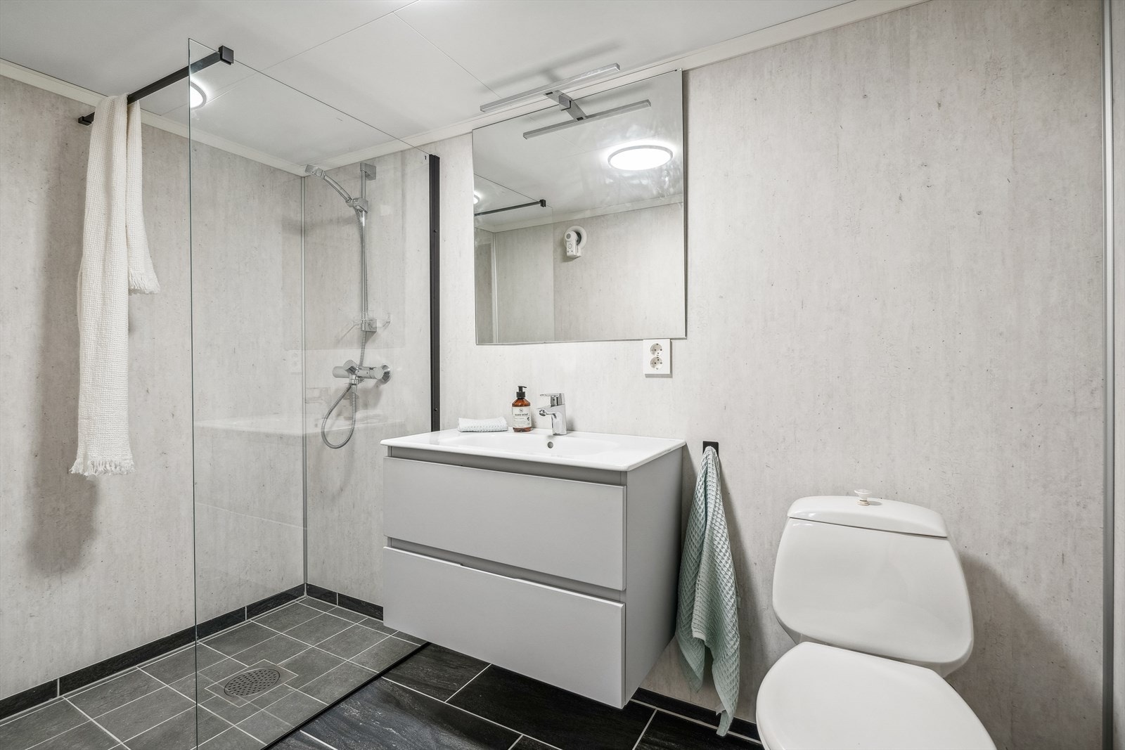 Badet i underetasjen fra 2024. Rommet er bygget opp fra bunnen av og innredet i moderne stil og farger. Galleribilde