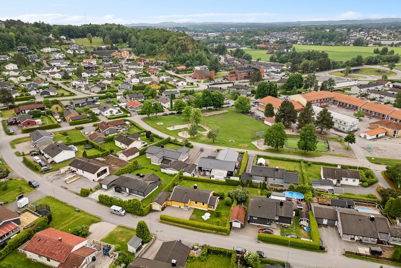 Beliggenheten er meget populær med barneskolen og nærbutikk like ved. Det er dessuten enkel adkomst ut på E18. Galleribilde