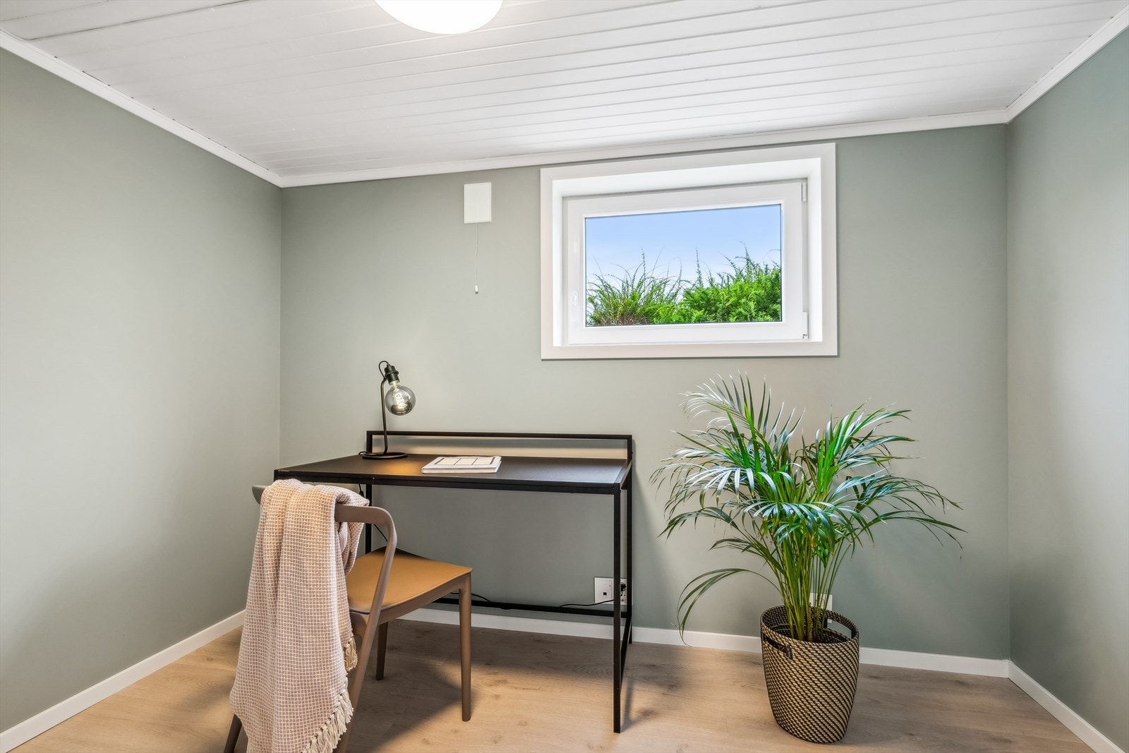 Soverom underetasje. Det er satt inn større vindu og søknad om omgjøring fra tilleggsdel til hoveddel er sendt kommunen for behandling. Galleribilde