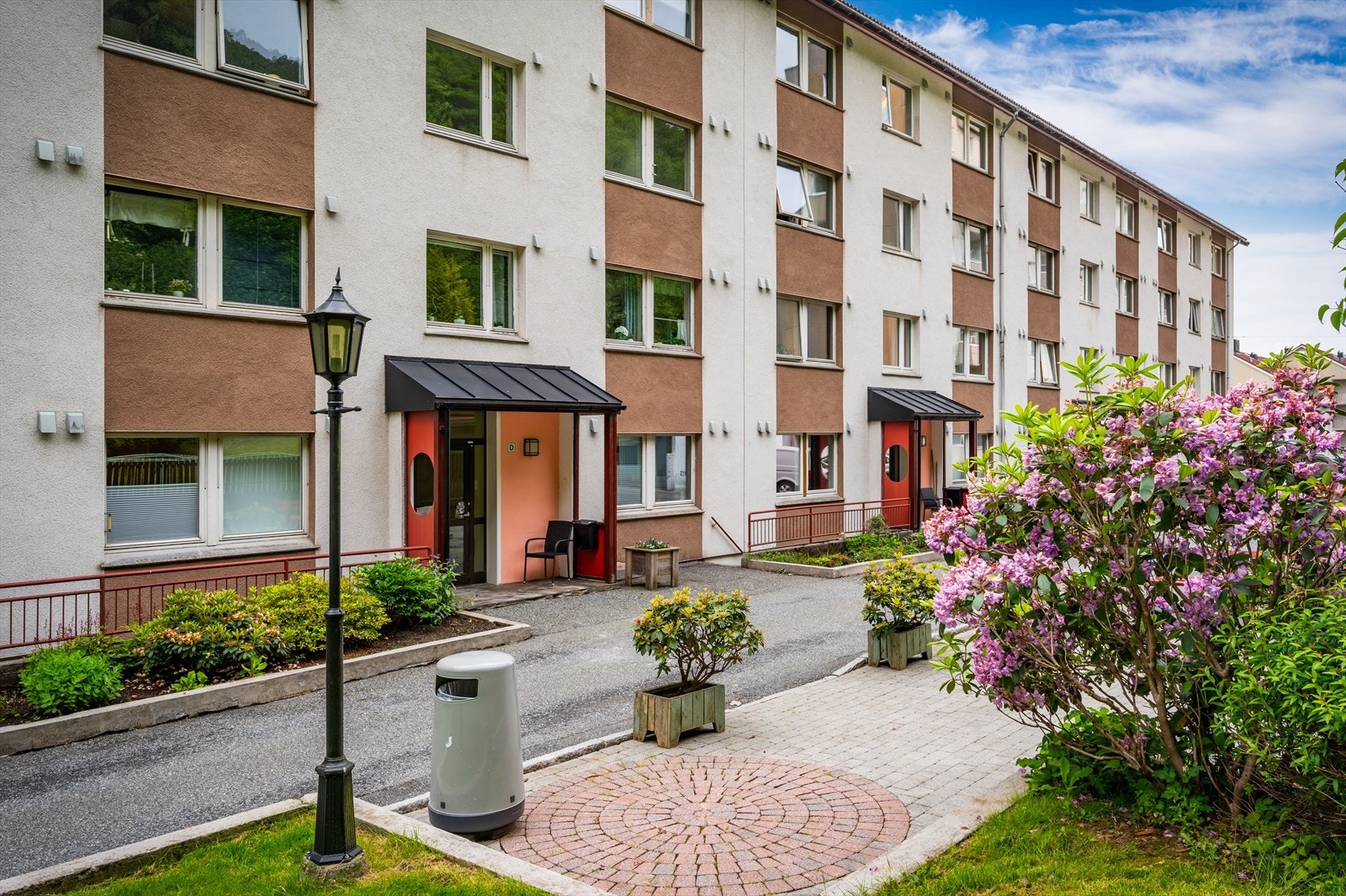 - Fra leiligheten tar det bare et minutt å gå til busstoppet med hyppige avganger - Galleribilde