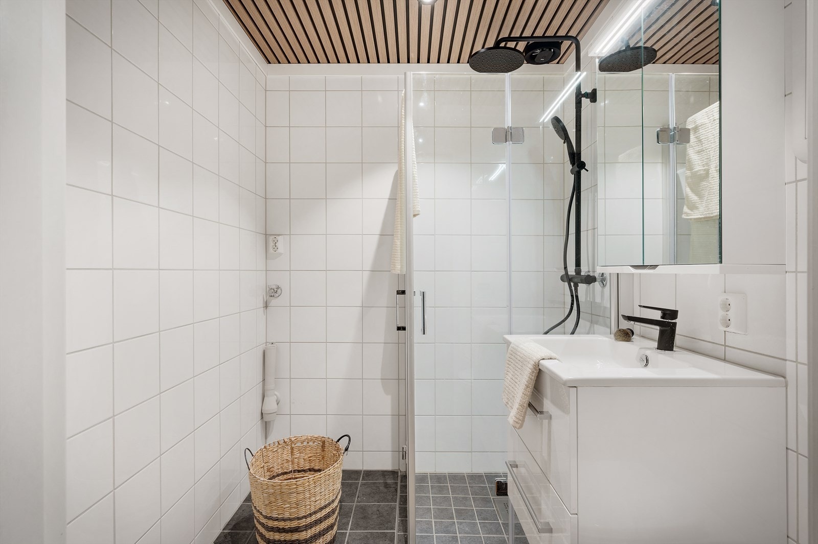 - Leiligheten har flotte detaljer som spiler og innfelte downlights i himling - Galleribilde