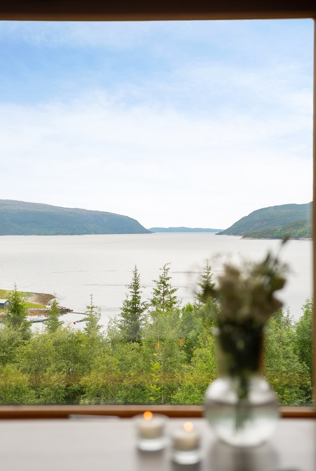 Hyttas unike og naturskjønne beliggenhet gir gode muligheter for fullstendig ro i sjela. Galleribilde