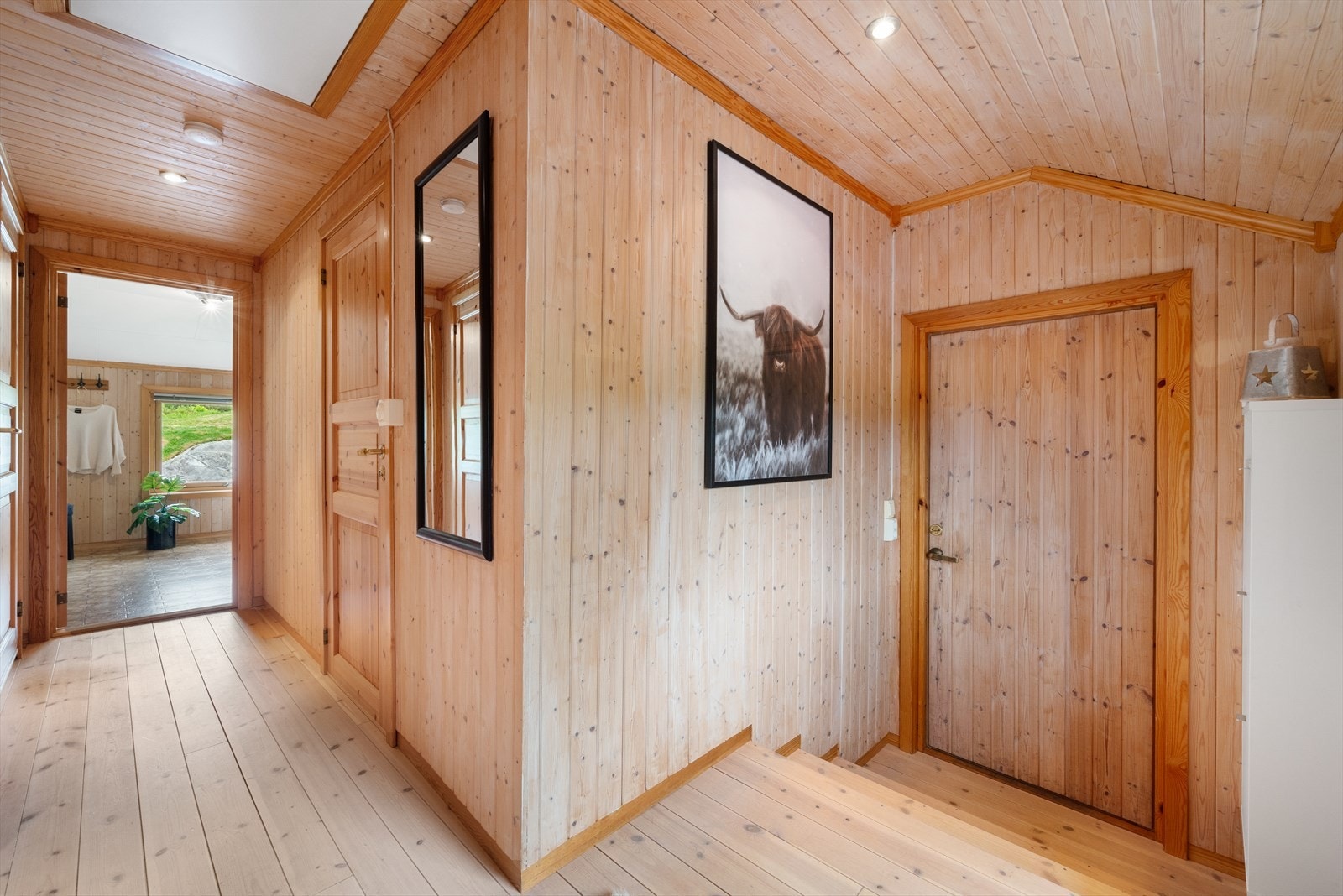 I entreen er det montert downlights i himlingen. Galleribilde