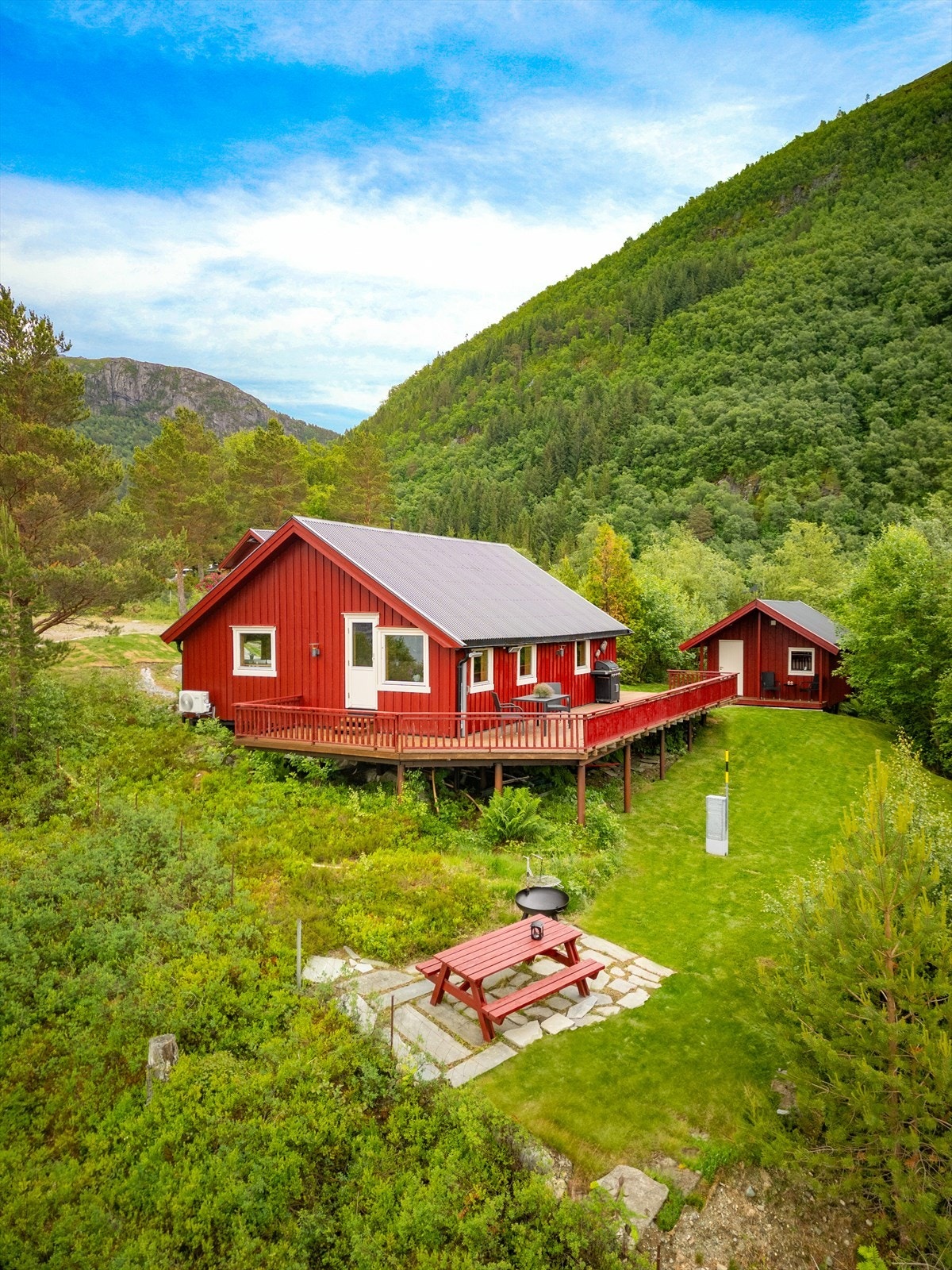 Den skiferlagte markterrassen ligger fint til på nedsiden av terrassen. Galleribilde