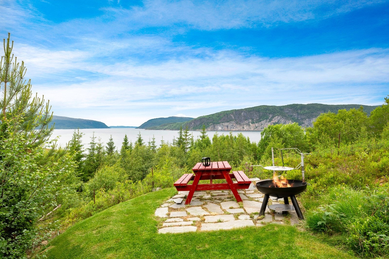 I hagen er det etablert en koselig, skiferlagt uteplass. Galleribilde