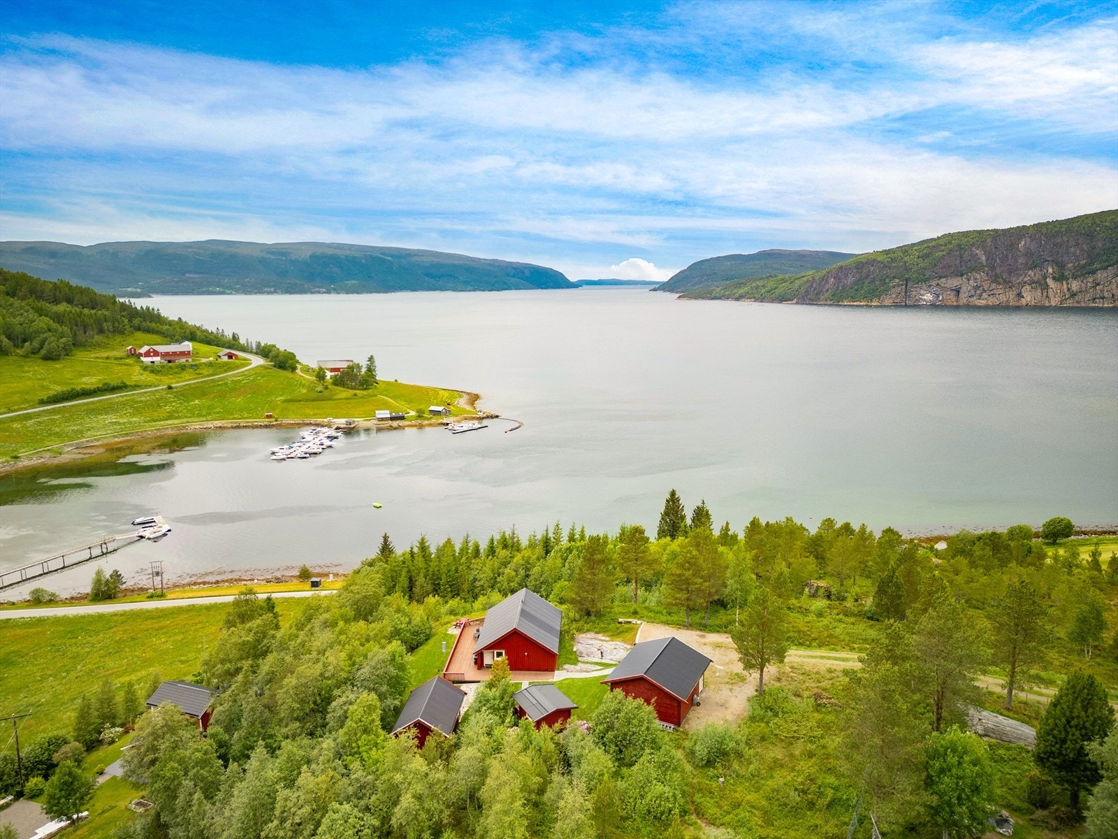 Eiendommen ligger særdeles naturskjønt, usjenert og idyllisk til på en liten høyde. Galleribilde