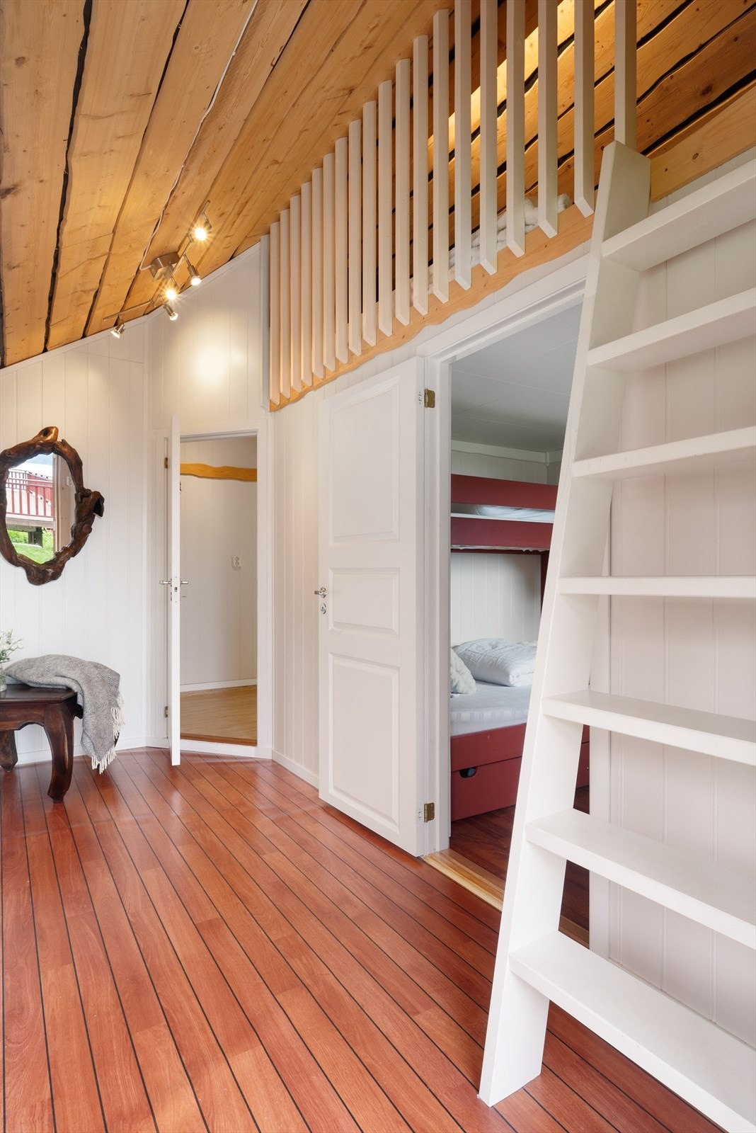 Ekstra lagringsplass finnes på en hems i det største annekset. Galleribilde