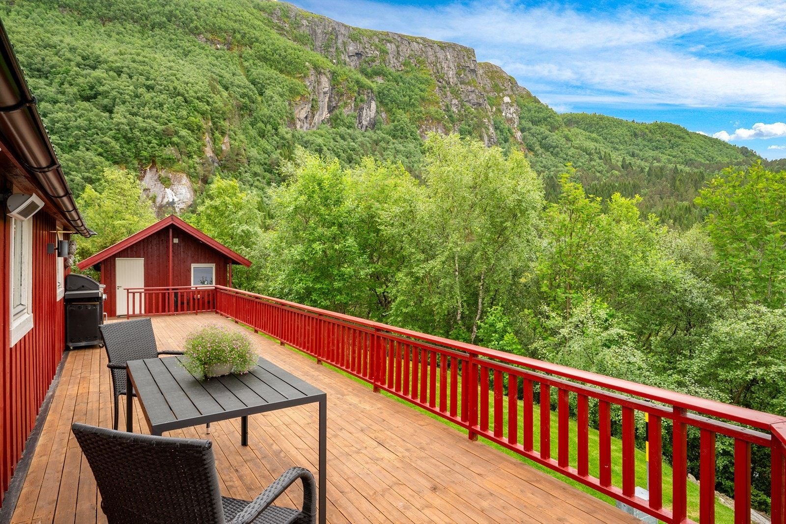 Området er et eldorado for aktive familier, omkranset av fjell, fjord og flotte turområder. Galleribilde