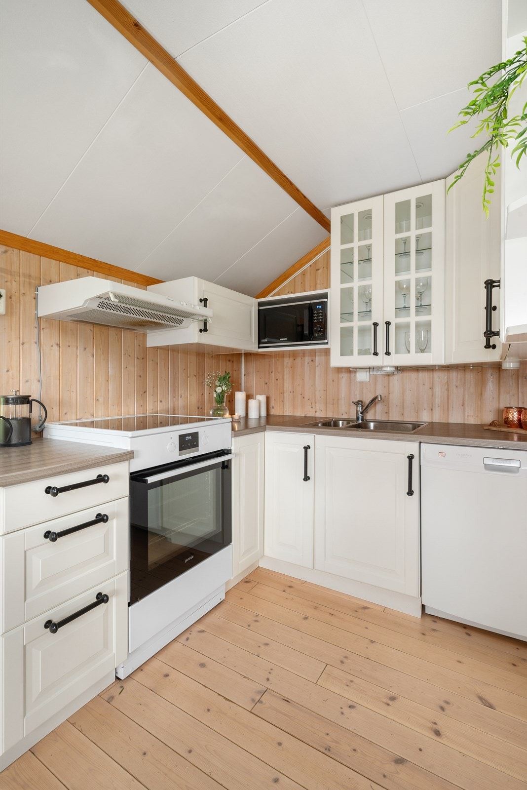 Kjøkkenet har et klassisk og pent design med god skap- og benkeplass. Galleribilde