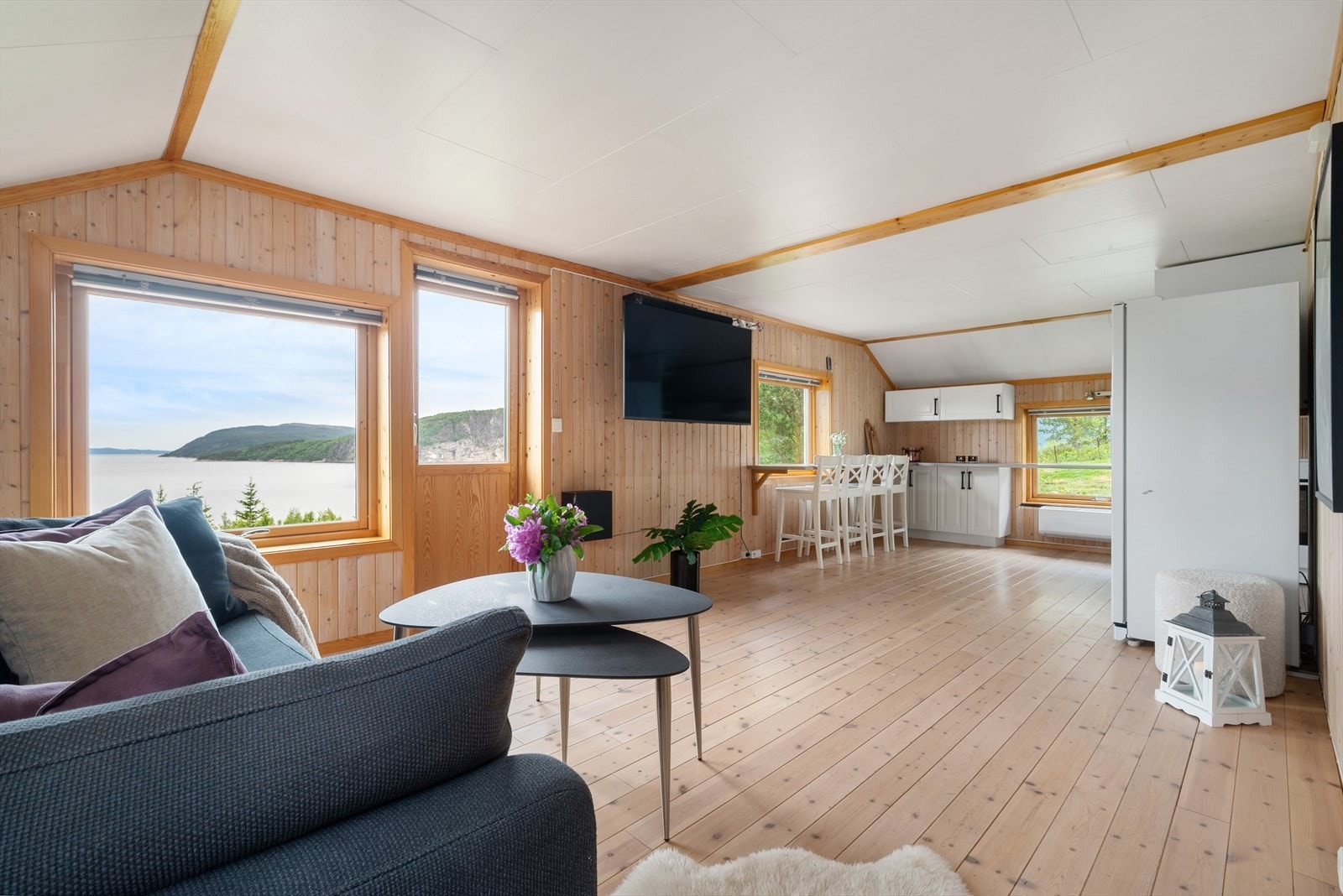 Inne i hytta danner stuen og kjøkkenet et innbydende allrom på ca. 28 kvm. Galleribilde