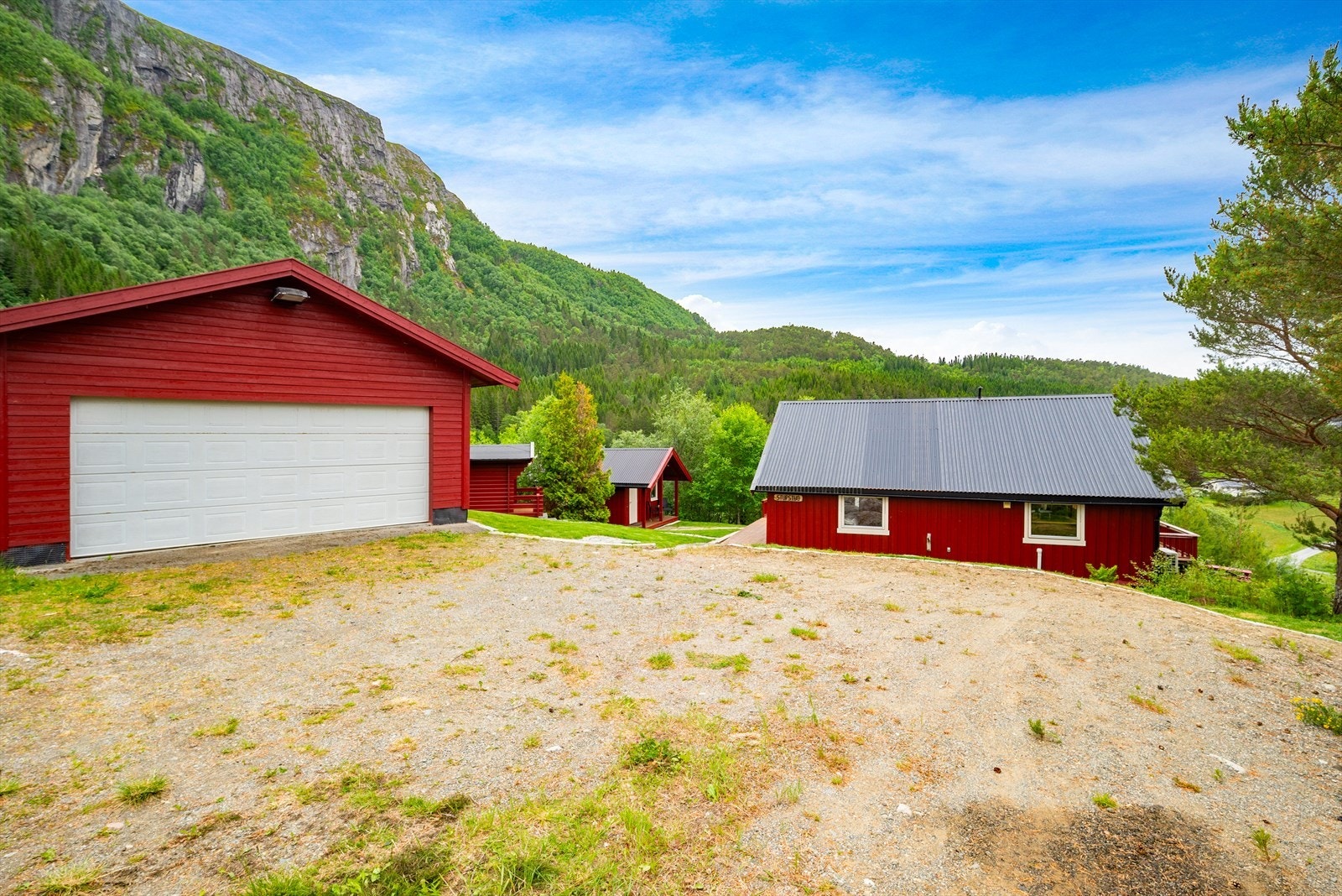 Det er parkering i en frittliggende garasje på ca. 40 kvm. Galleribilde