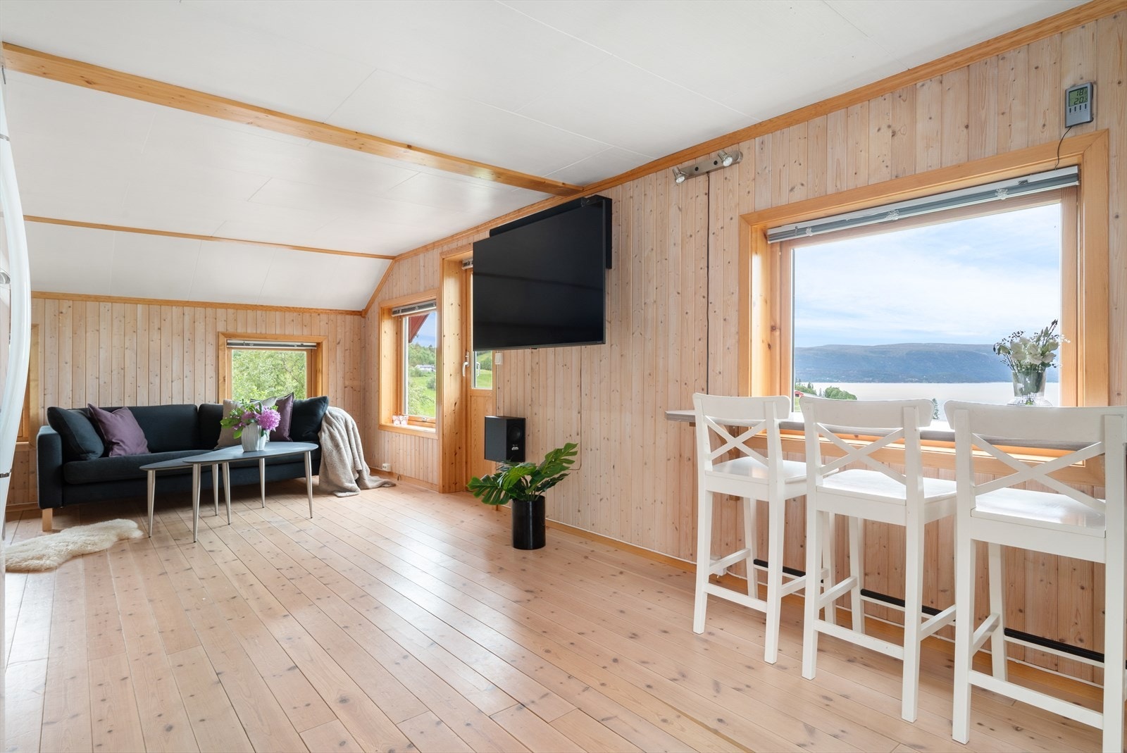 Nydelig utsikt kan nytes både fra kjøkken- og stuesonen. Galleribilde