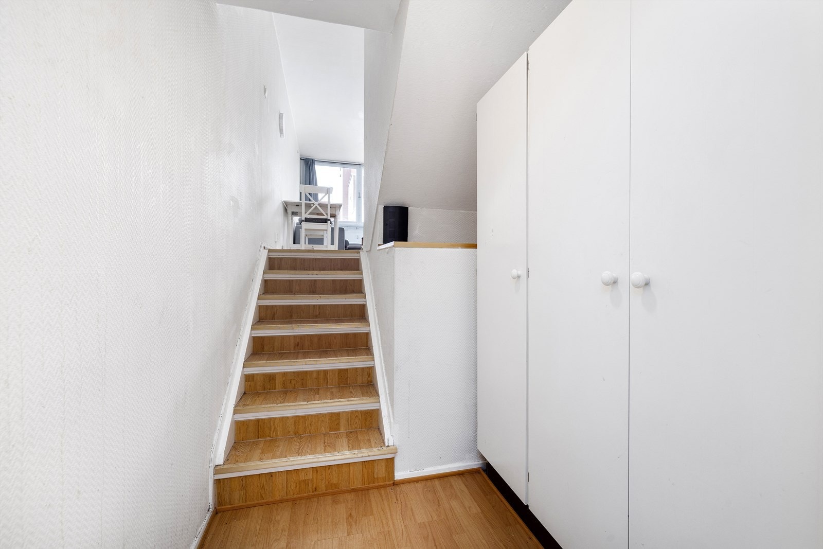 Ved entréen er det godt med lagringsplass i garderobeskap Galleribilde