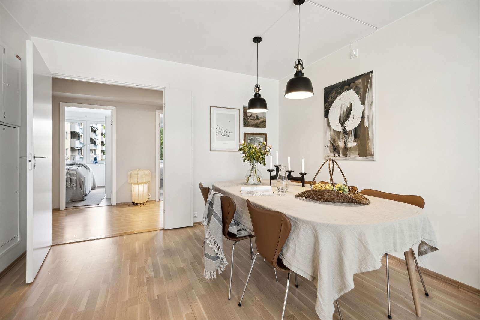 Det er lagt parkett i alle rom foruten om bad. Bygget er i tillegg utstyrt med balansert ventilasjonsanlegg med avtrekk fra kjøkken og bad, samt tilluft via ventiler i oppholdsrom. Galleribilde