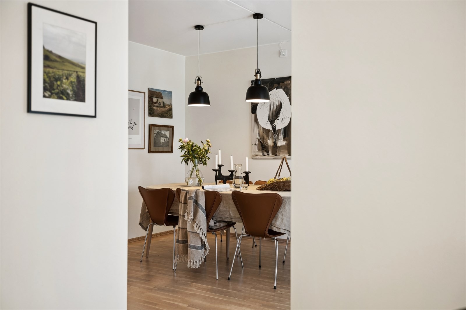 Spisestuen ligger i tilknytning til kjøkkenet, som gjør matlaging og servering både enkelt og sosialt. Galleribilde