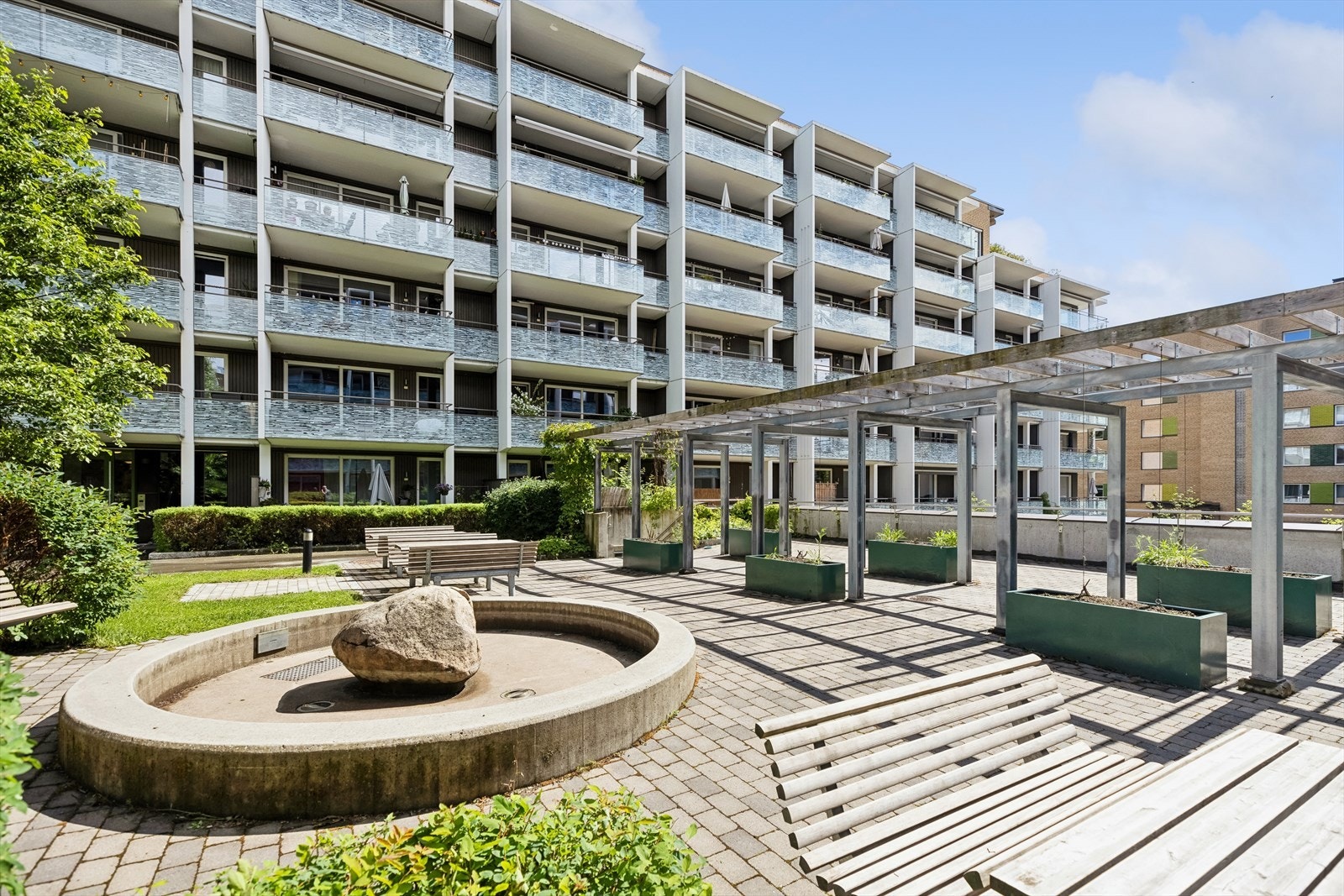 Området er preget av store, grønne fellesarealer og parkområder, og er derfor også svært barnevennlig. I sameiet er det også opparbeidet en trivelig lekeplass. Galleribilde