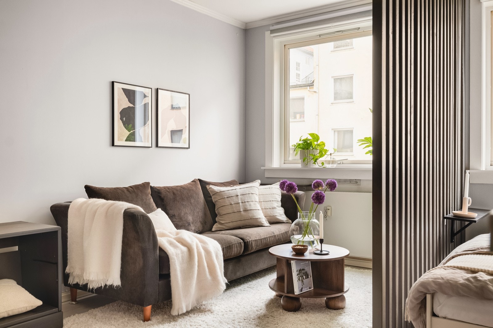 Her er det sentralvarme radiator (inkludert i felleskostnadene) som står for oppvarming av leiligheten. Galleribilde