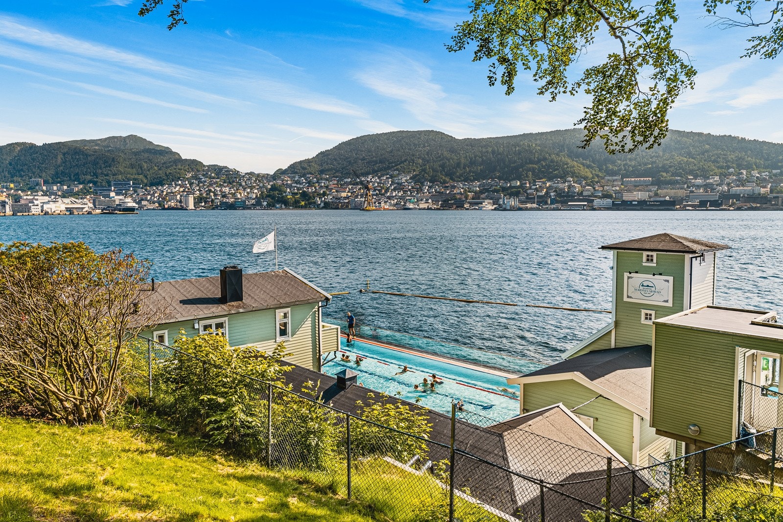 For den aktive finnes det et flust av alternativer på Nordnes. Akvariet i Bergen (550 m), Nordnes Sjøbad (600 m), USF Verftet (600 m), Nordnesparken (650 m) og Ballastbryggen (700 m) ligger alle i gangavstand fra leiligheten. Galleribilde