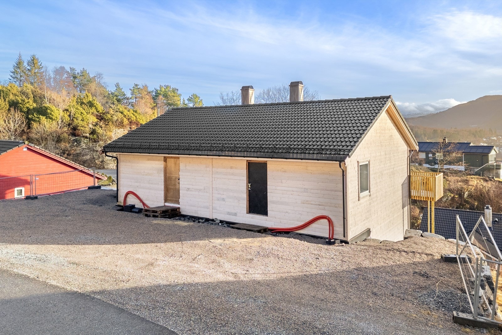 Tomtefeltet ligger i et barnevennlig boligområde på toppen av Valestrand. Galleribilde