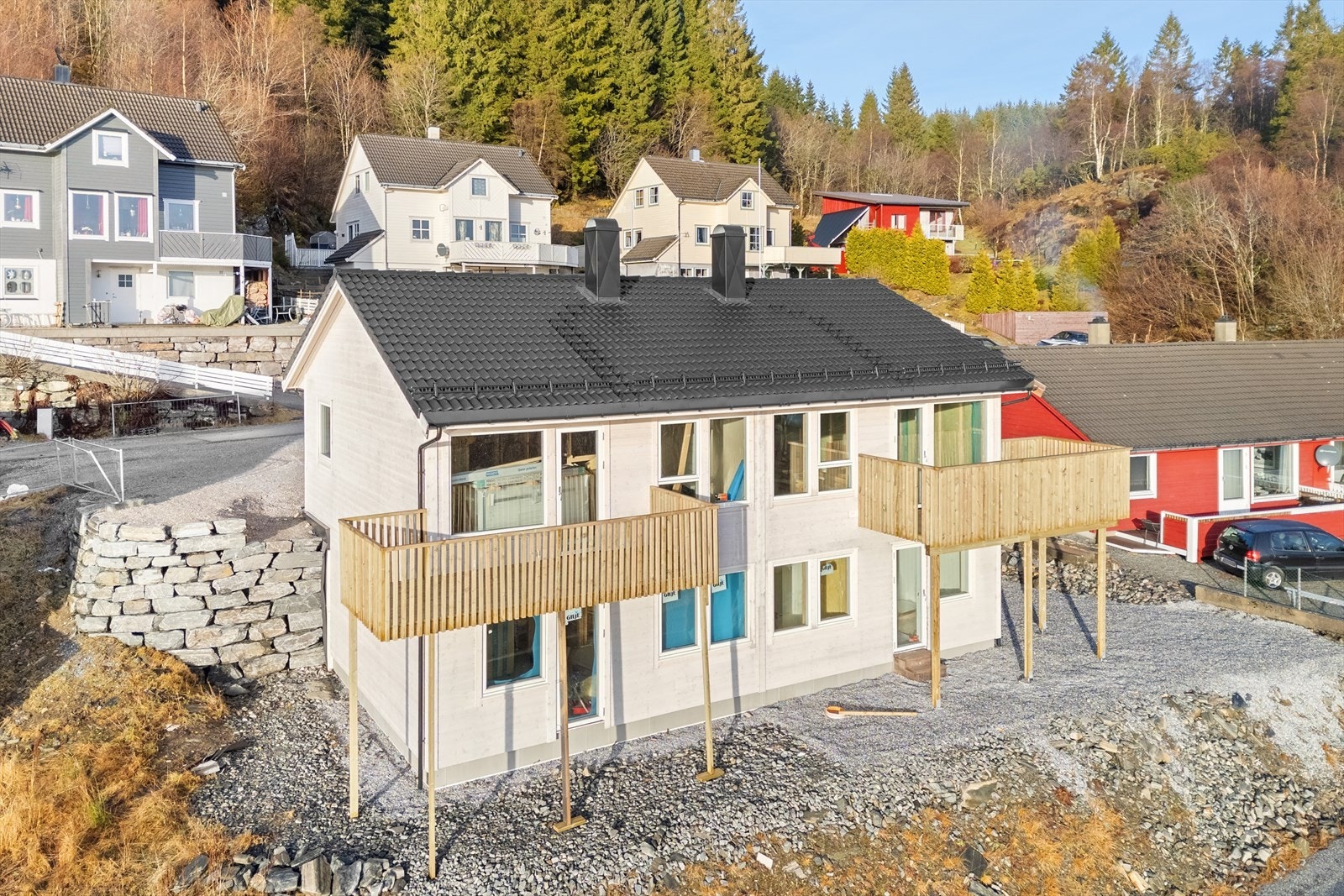 Tomannsboligen skal bestå av 2 selveide enheter, boligene er seksjonert. 84 er snart ferdig og nr. 82 kan ferdigstilles raskt etter kjøp. Galleribilde