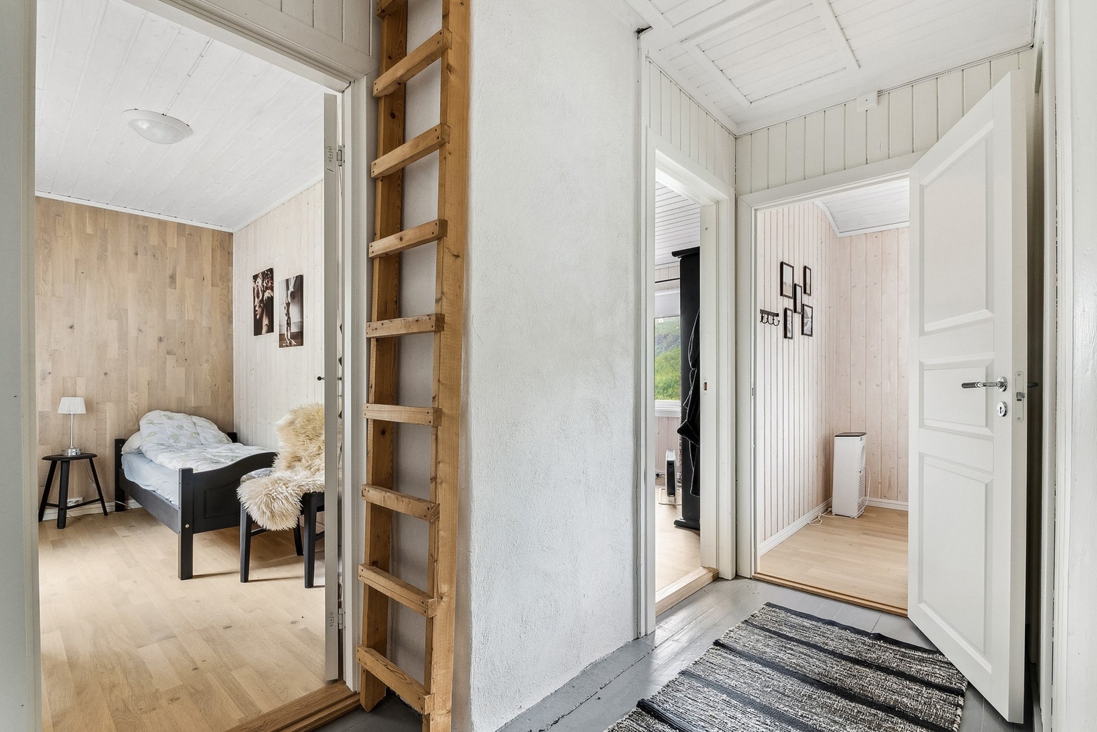 Hall m/trapp Galleribilde