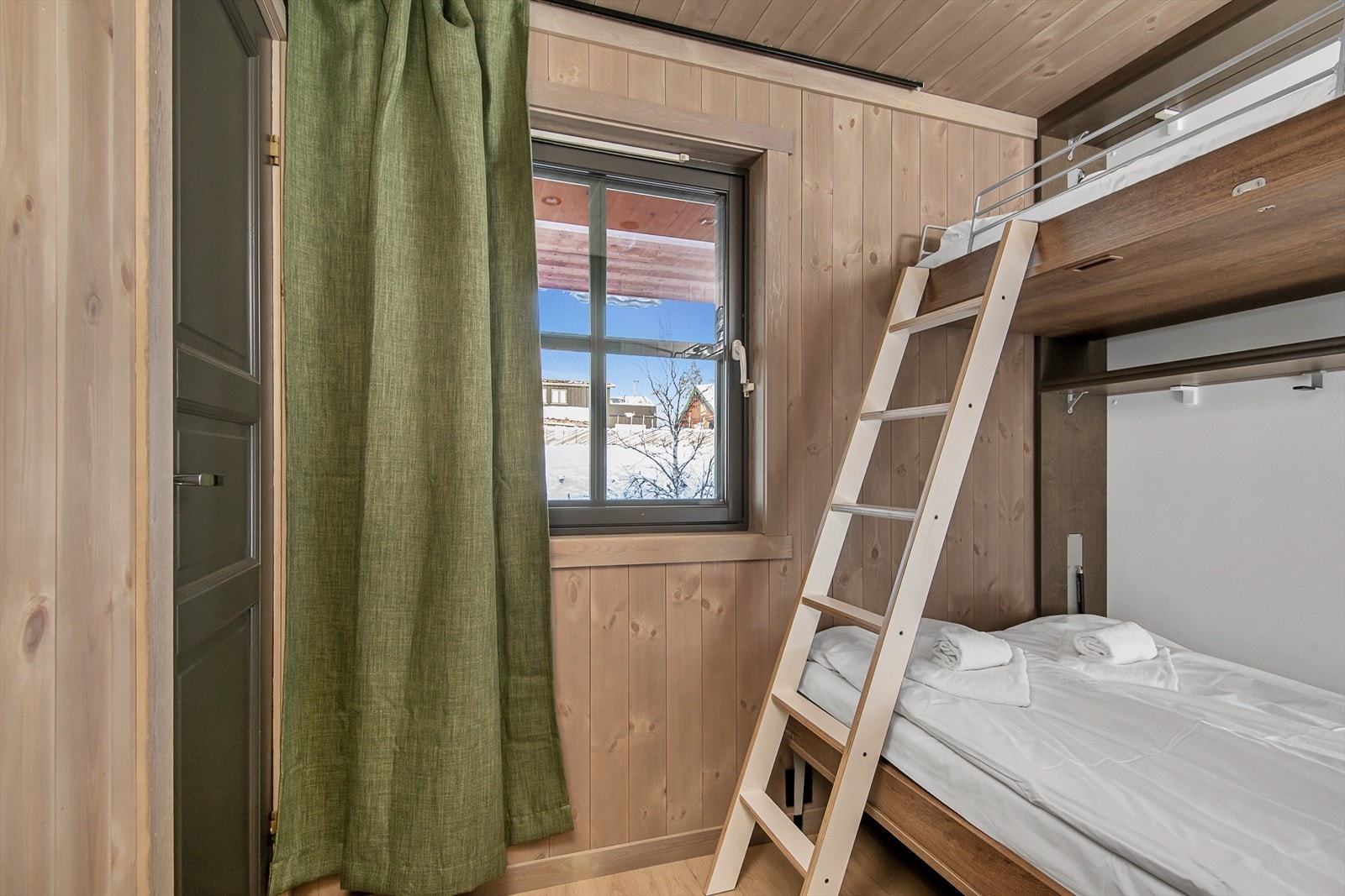 Det andre soverommet er innredet med skap køyeseng, som man praktisk kan feste inntil veggen. Galleribilde