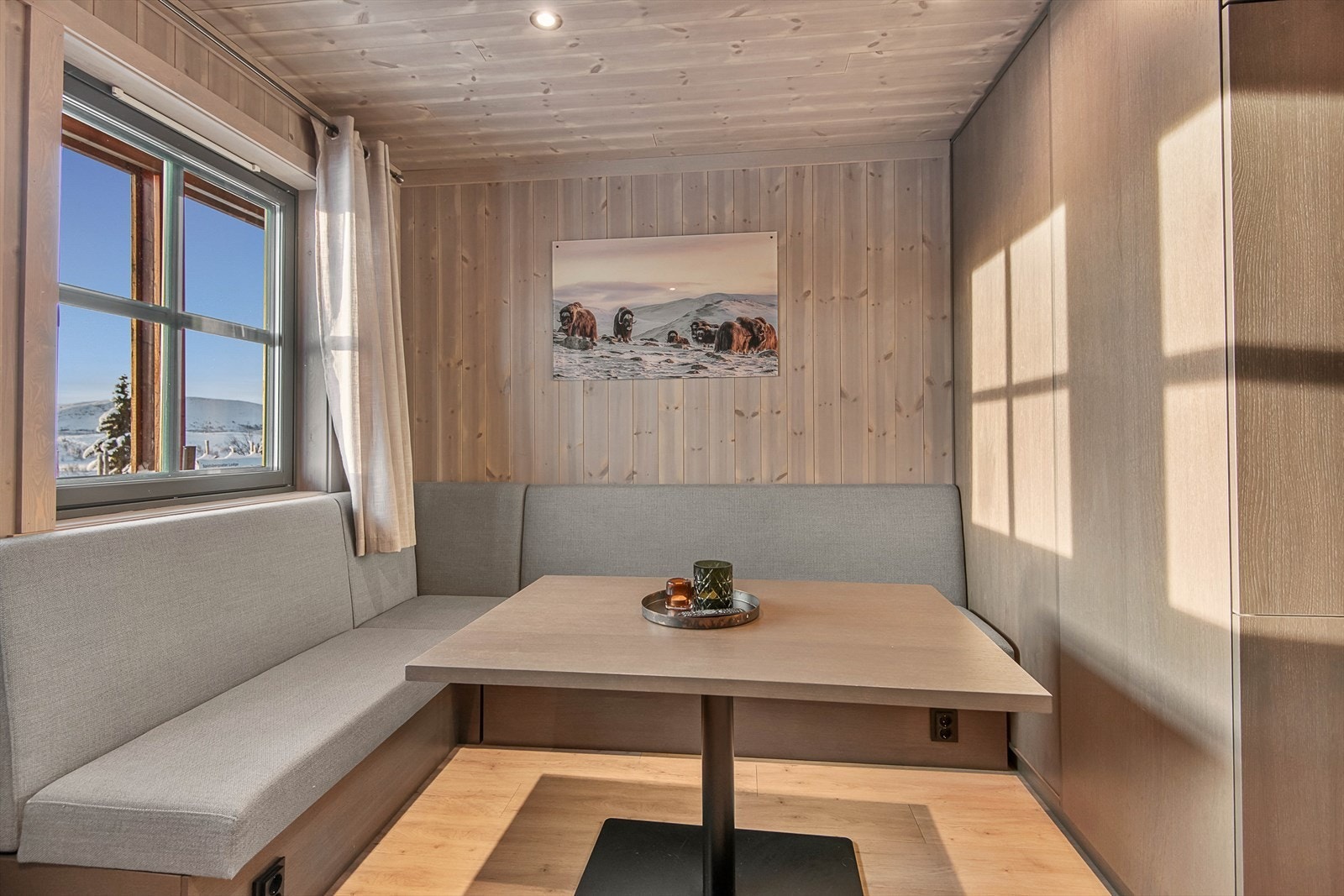 Fra stuen er det utgang til en solrik balkong med fin utsikt over fjellheimen. Galleribilde