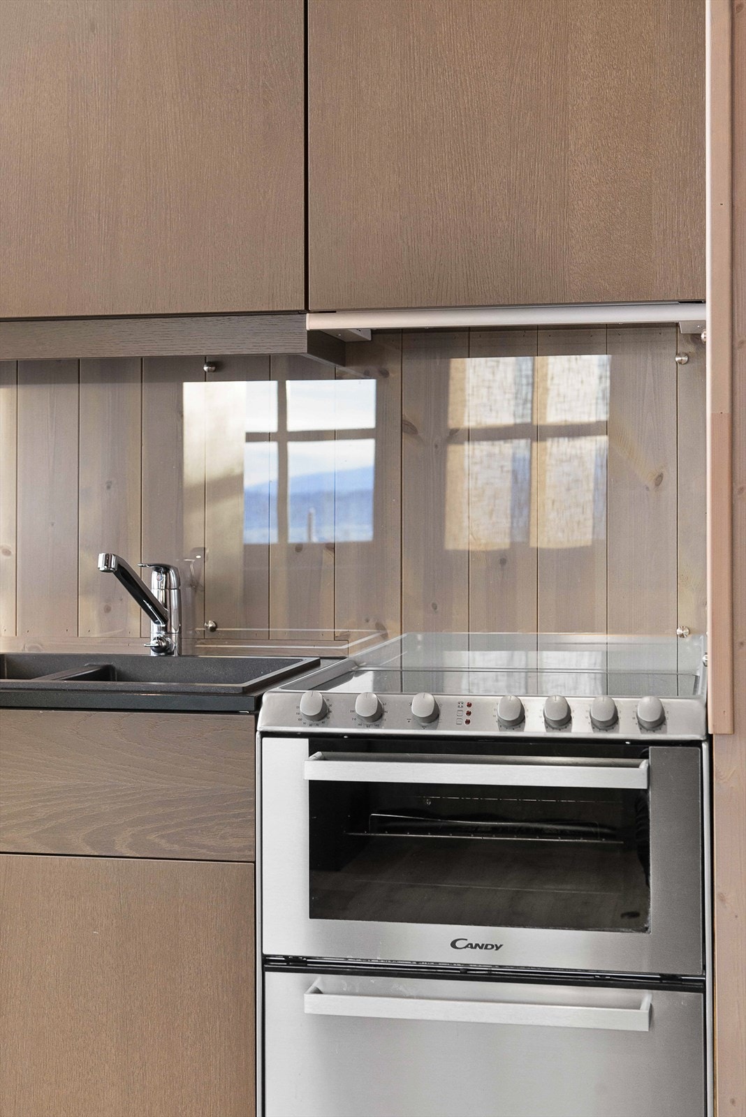 Stuen og kjøkkenet ligger i delvis åpen løsning med garderobeskap som fungerer som romdeler. Galleribilde