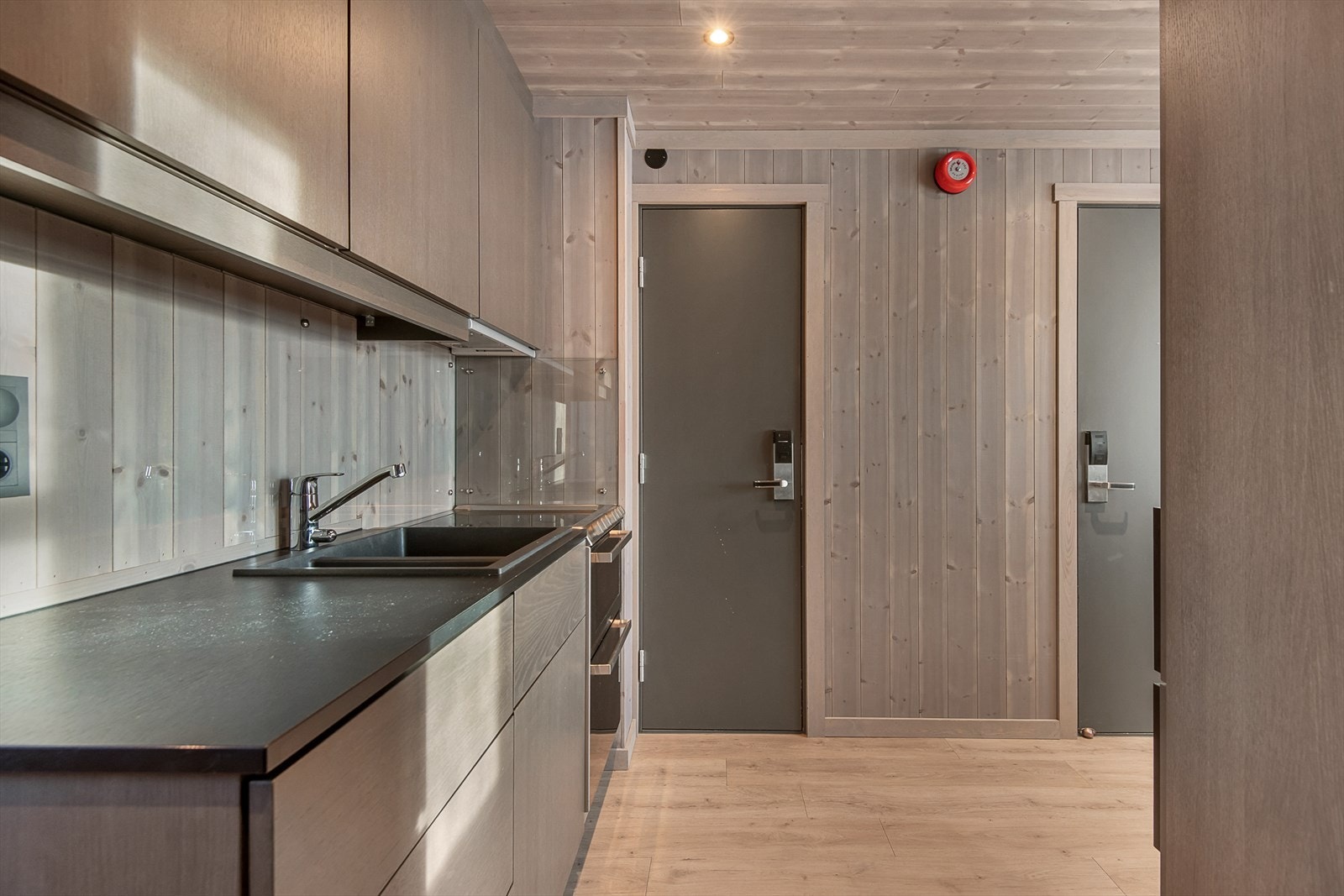 Over- og underskap gir godt med lagringsplass. Garderoben har låsbare skapdører for lagring av private eiendeler. Galleribilde