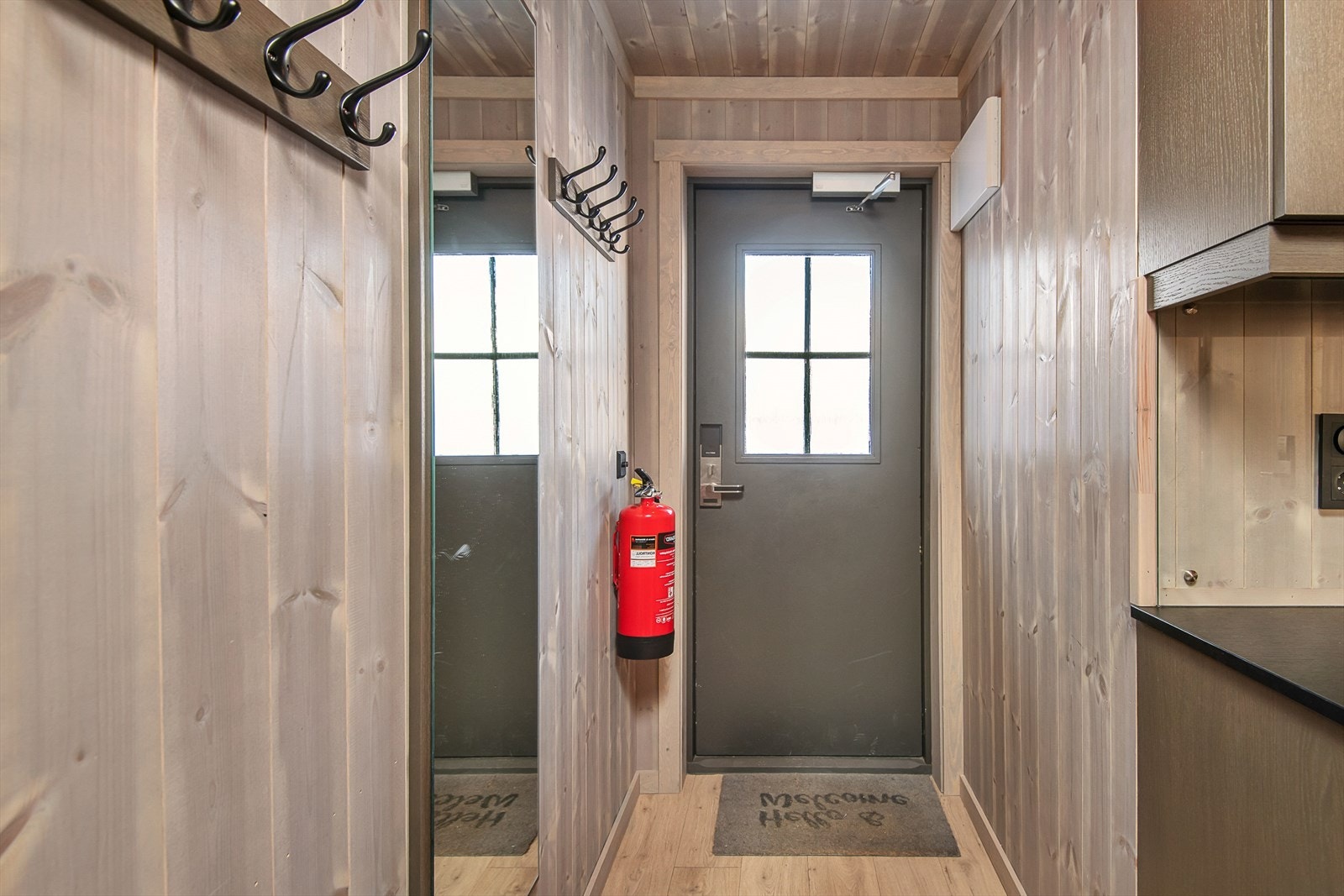 Inngangen har praktiske knaggrekker og man har god plass til å sette fra seg skoene. Galleribilde