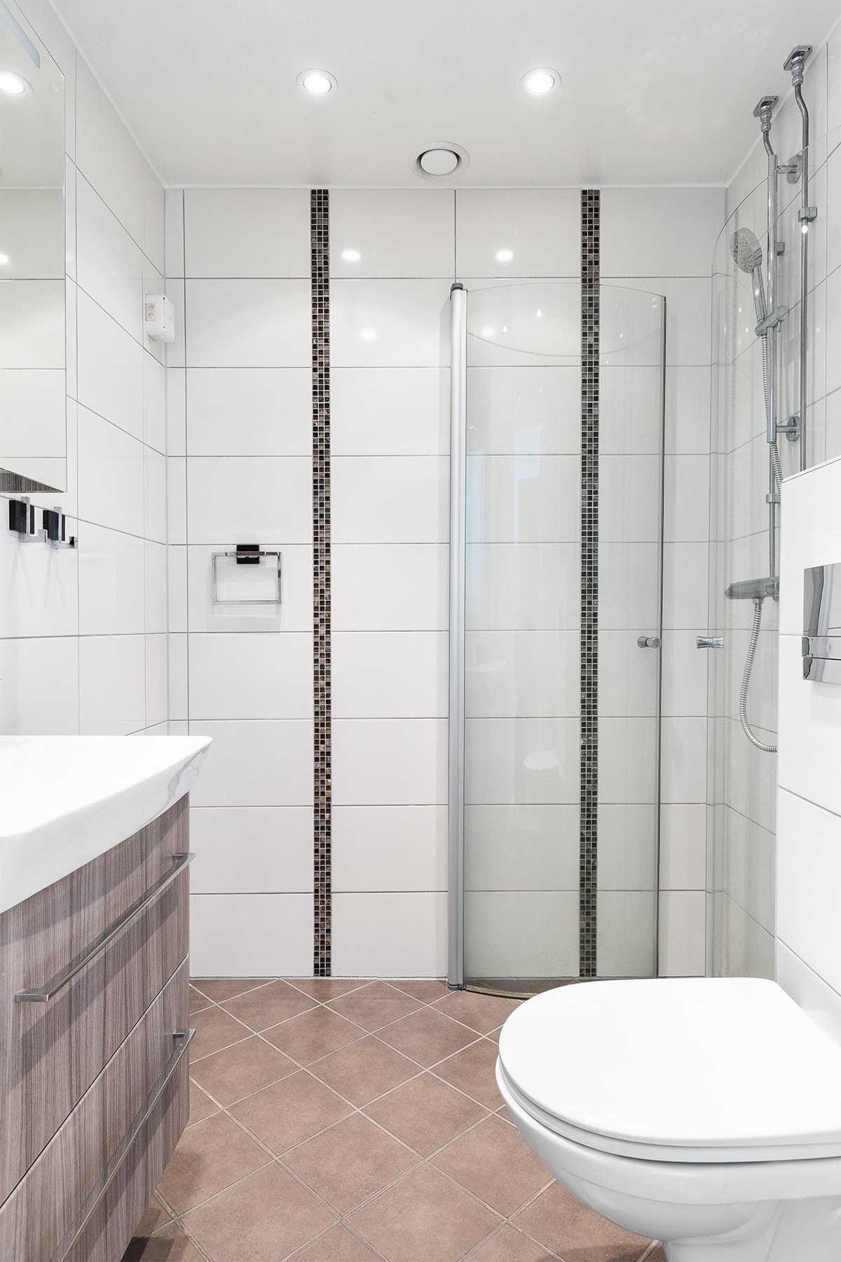 Lekkert bad pusset opp i regi av borettslaget i 2012. Badet er flislagt med gulvvarme. Malt himlingsflate med downlights i tak. Galleribilde