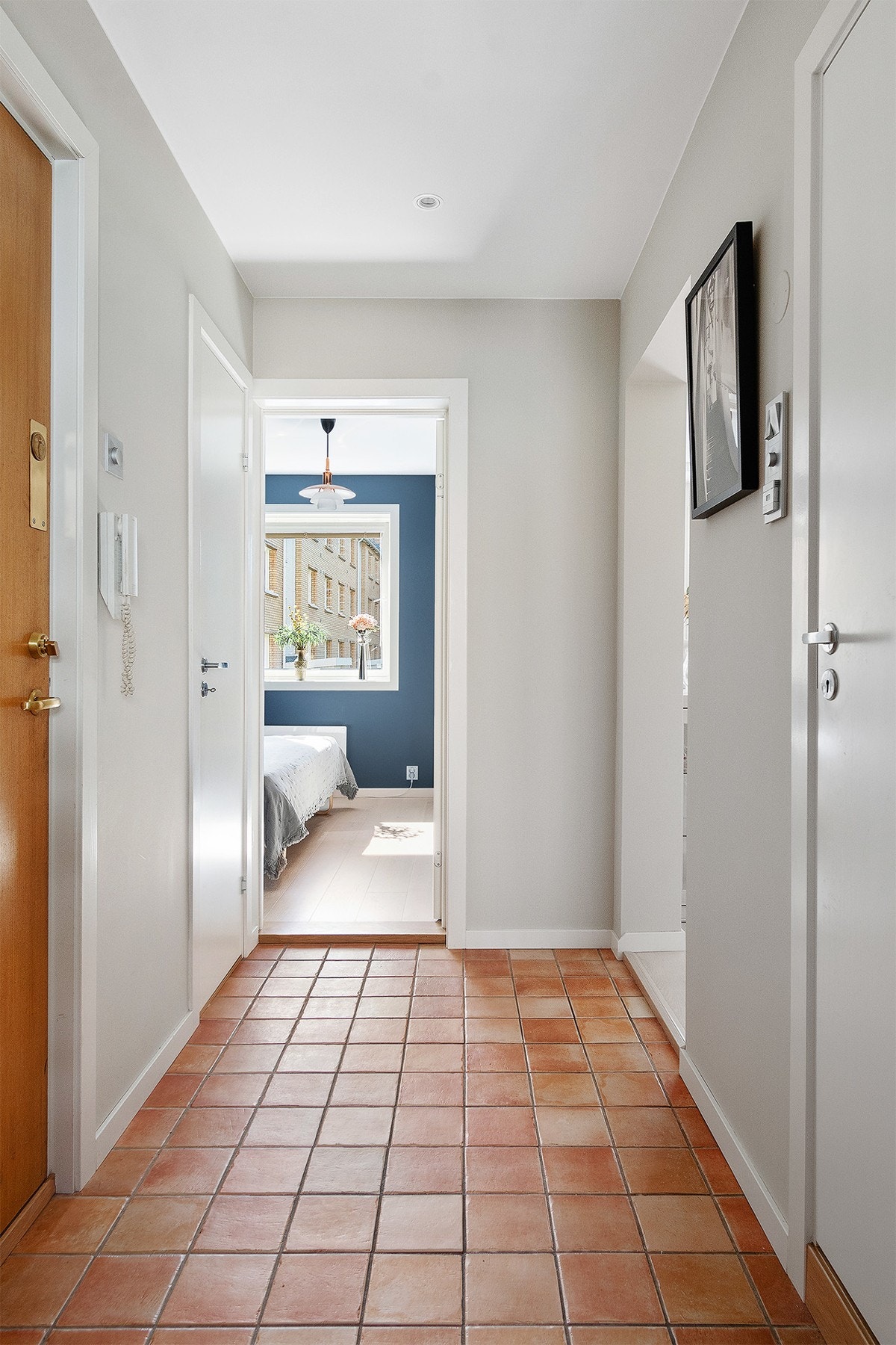 Lys og praktisk entré med god plass til å henge fra seg yttertøy og sette fra seg sko. Tilgang til innvendig bod for oppbevaring. Taket er senket m/ downlights og gulvet belagt med italienske fliser. Galleribilde