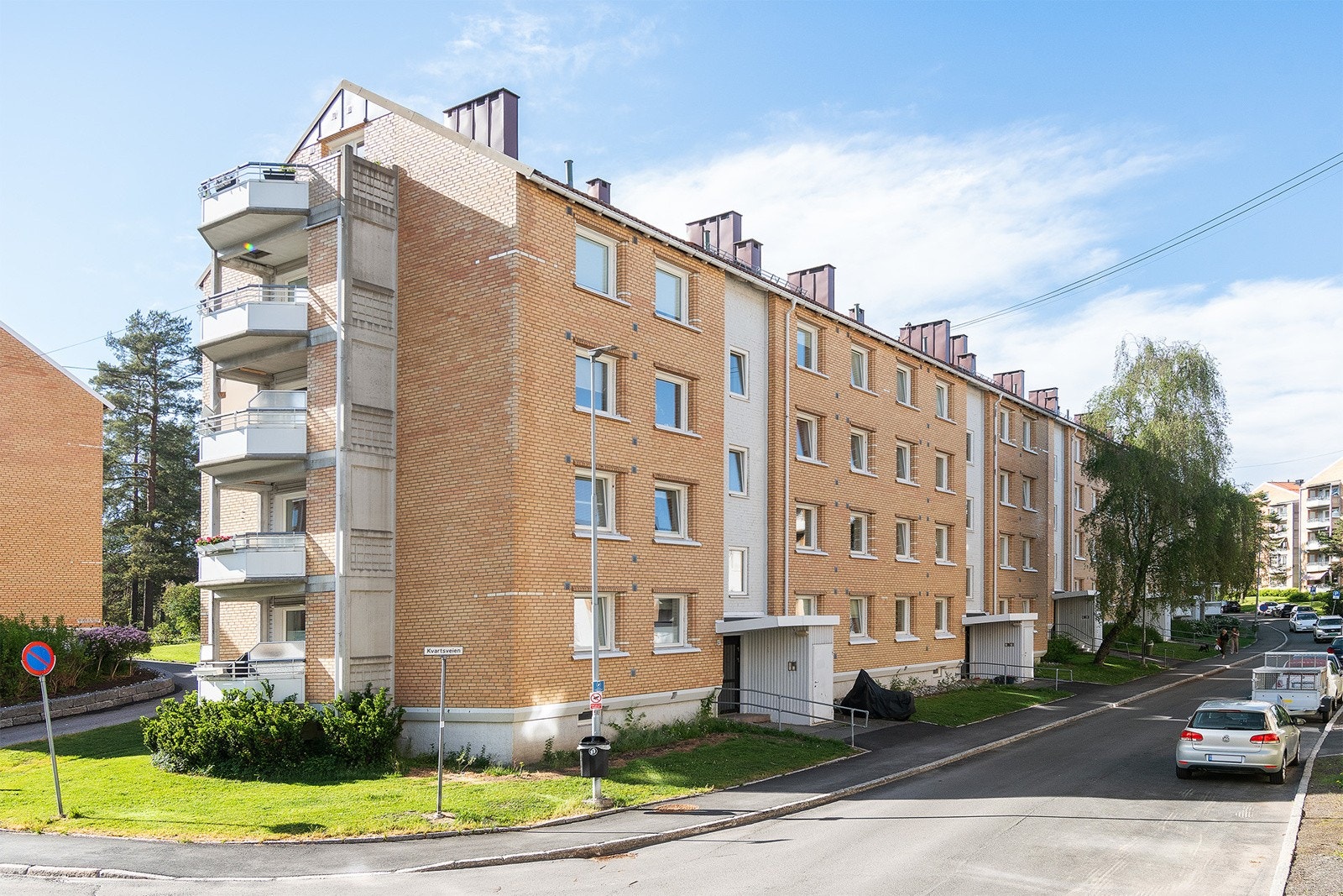 Attraktiv og rolig beliggenhet på populære Lambertseter/Bergkrystallen. Her har man god intern beliggenhet i borettslaget med kort vei til det meste man trenger i hverdagen av butikker, offentlig kommunikasjon og fritidsmuligheter. Galleribilde