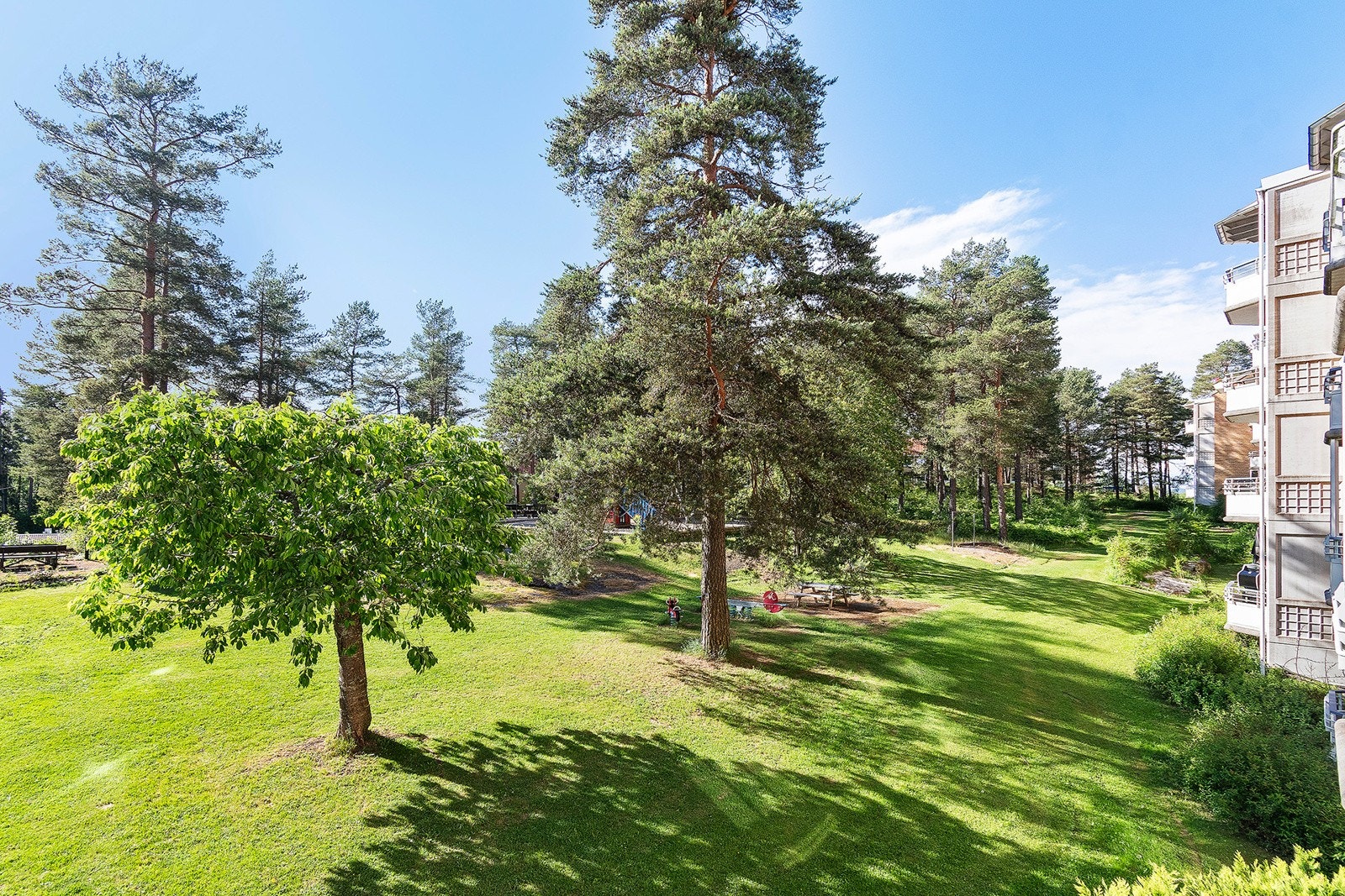 Fin lekeplass m/ flere typer lekeapparater Galleribilde
