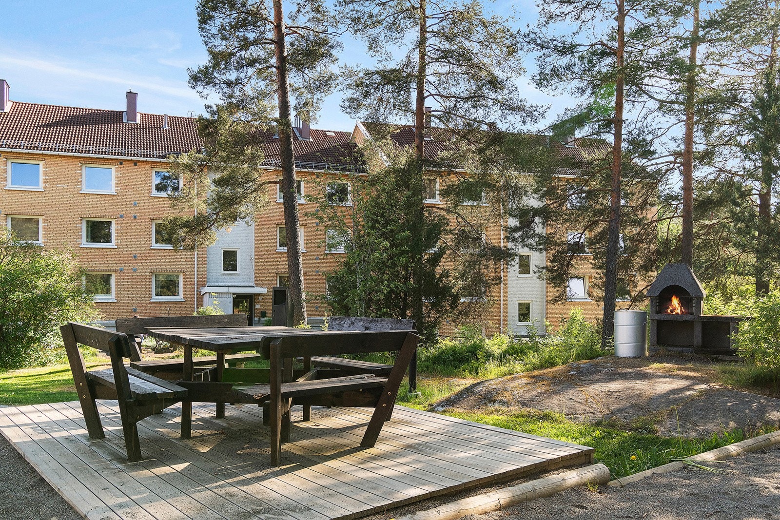 Borettslaget ligger også rett ved siden av en lysløype som gir fine turmuligheter sommer som vinter. Det er heller ikke langt til østmarka med flotte ski, sykkel og bademuligheter for de som ønsker å utforske litt mer enn nærområdet. Galleribilde