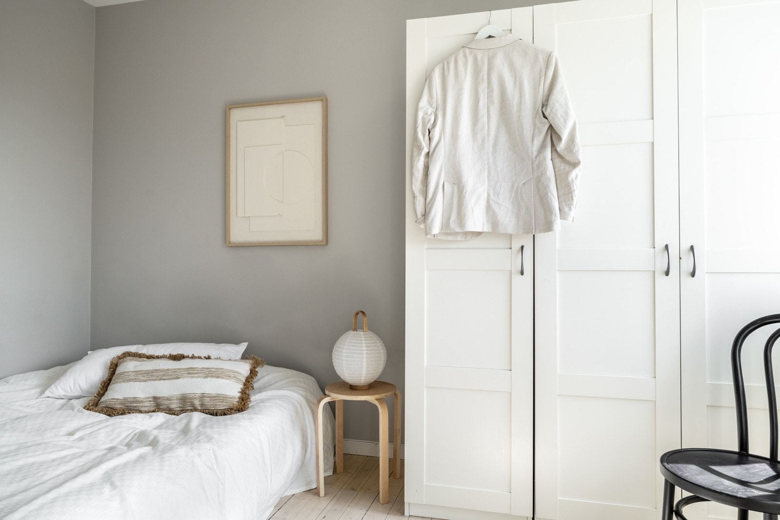 Godt med oppbevaring i et stort garderobeskap. Galleribilde