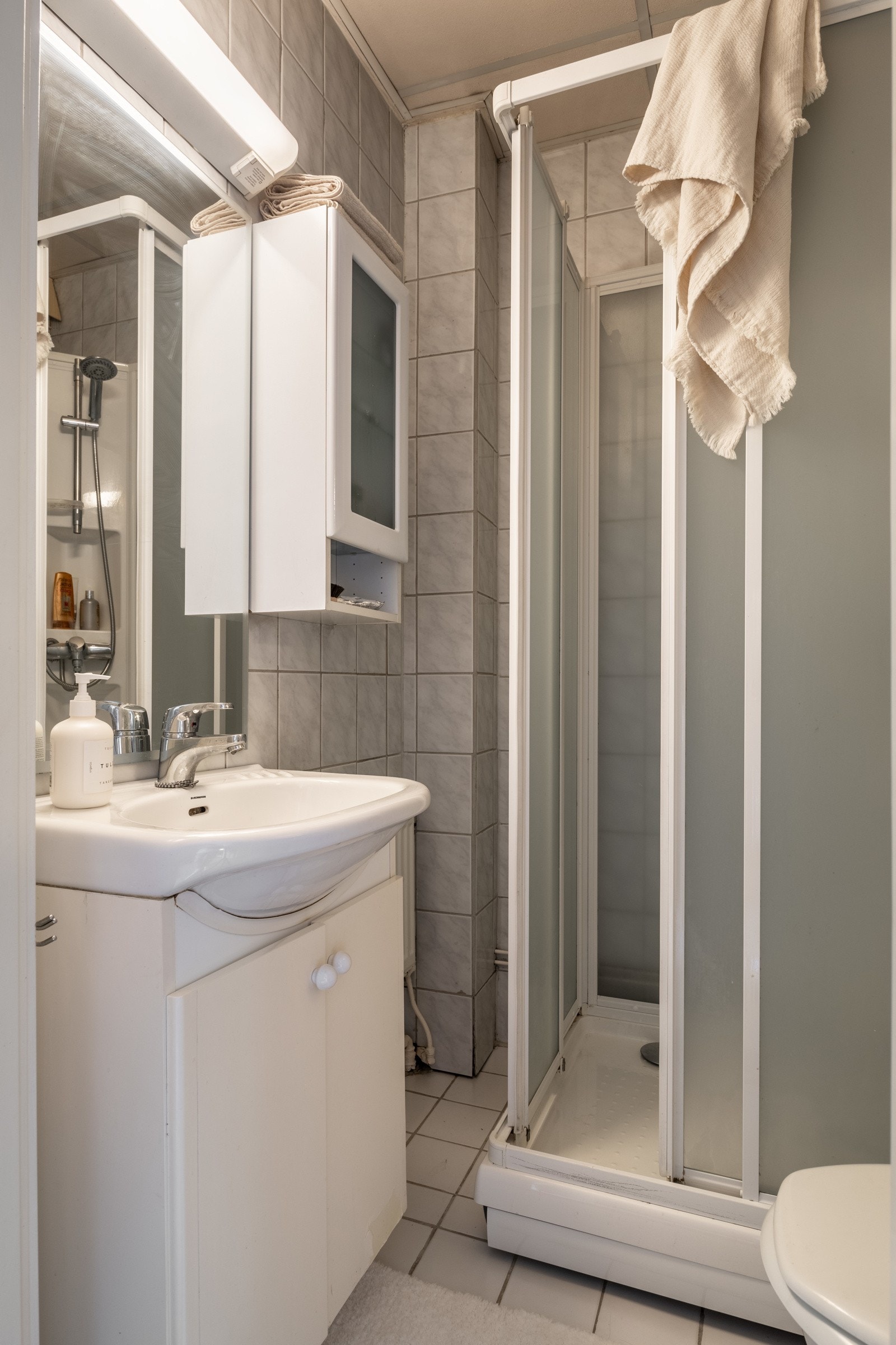 Helfliset baderom med nedsenket letthimling. Galleribilde