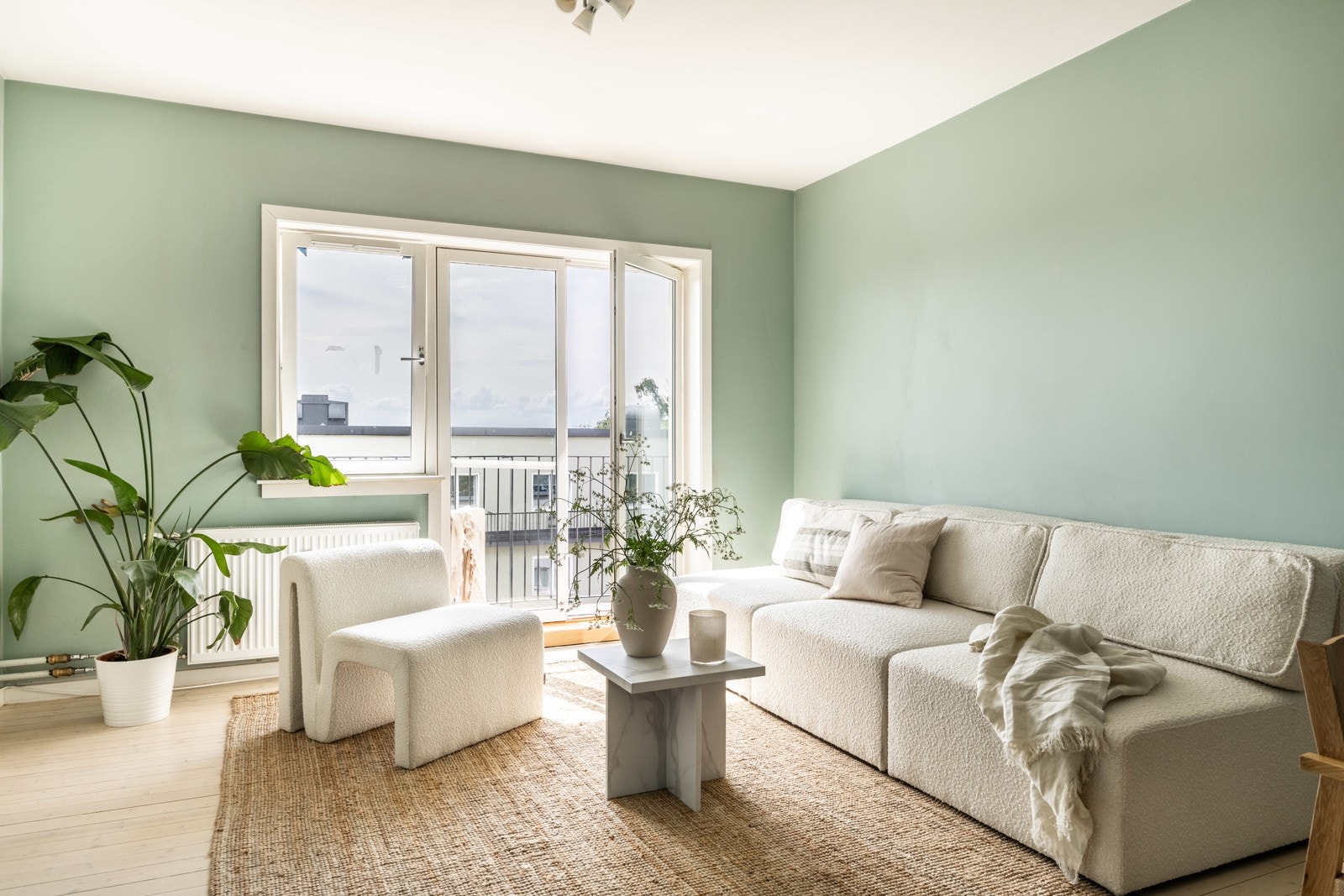 Mye lysinnslipp fra store vinduer. Galleribilde