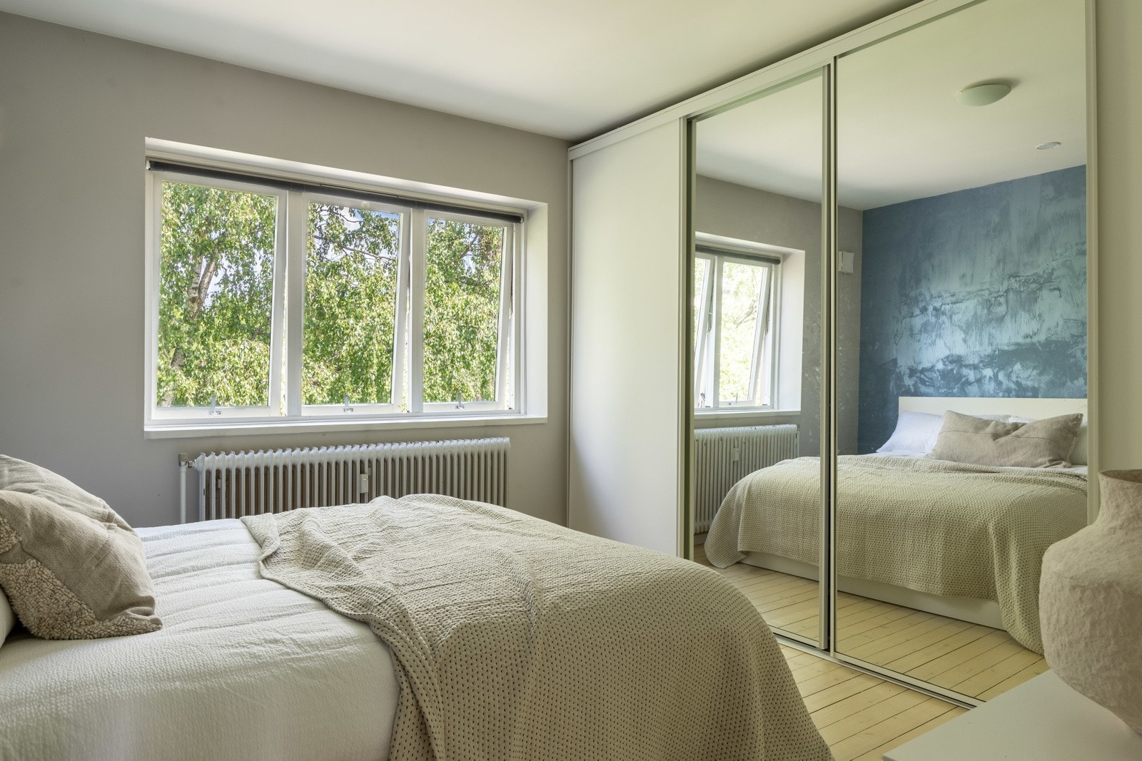 Hovedsoverommet har god plass til dobbeltseng med tilhørende nattbord og stor skyvedørsgarderobe. Galleribilde