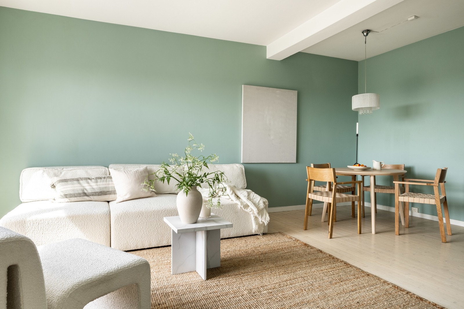 Romslig stue med plass til sofakrok og spiseseksjon. Galleribilde