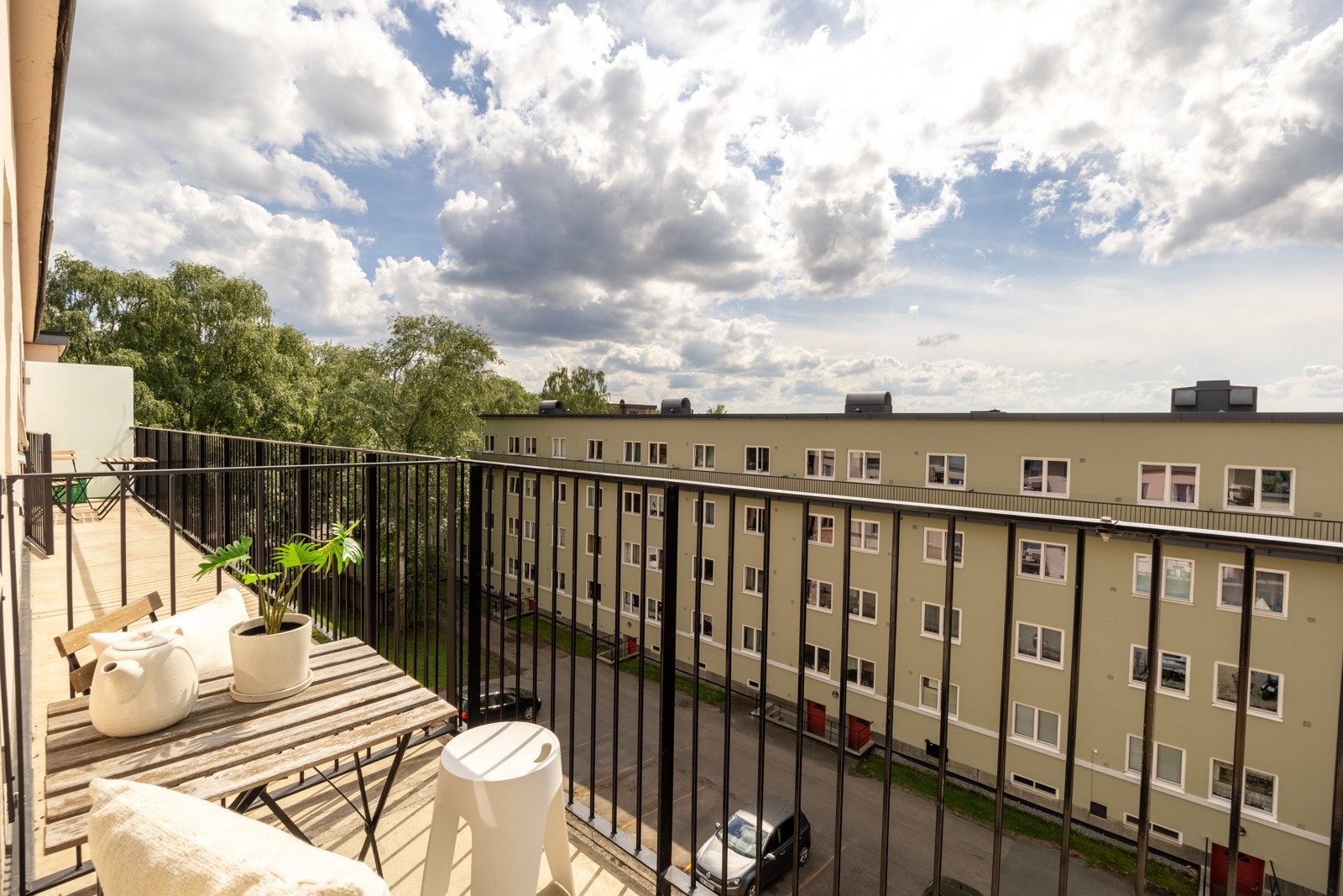 Lys og tiltalende 3-roms med god planløsning, balkong og mulighet for parkeringsplass. Galleribilde