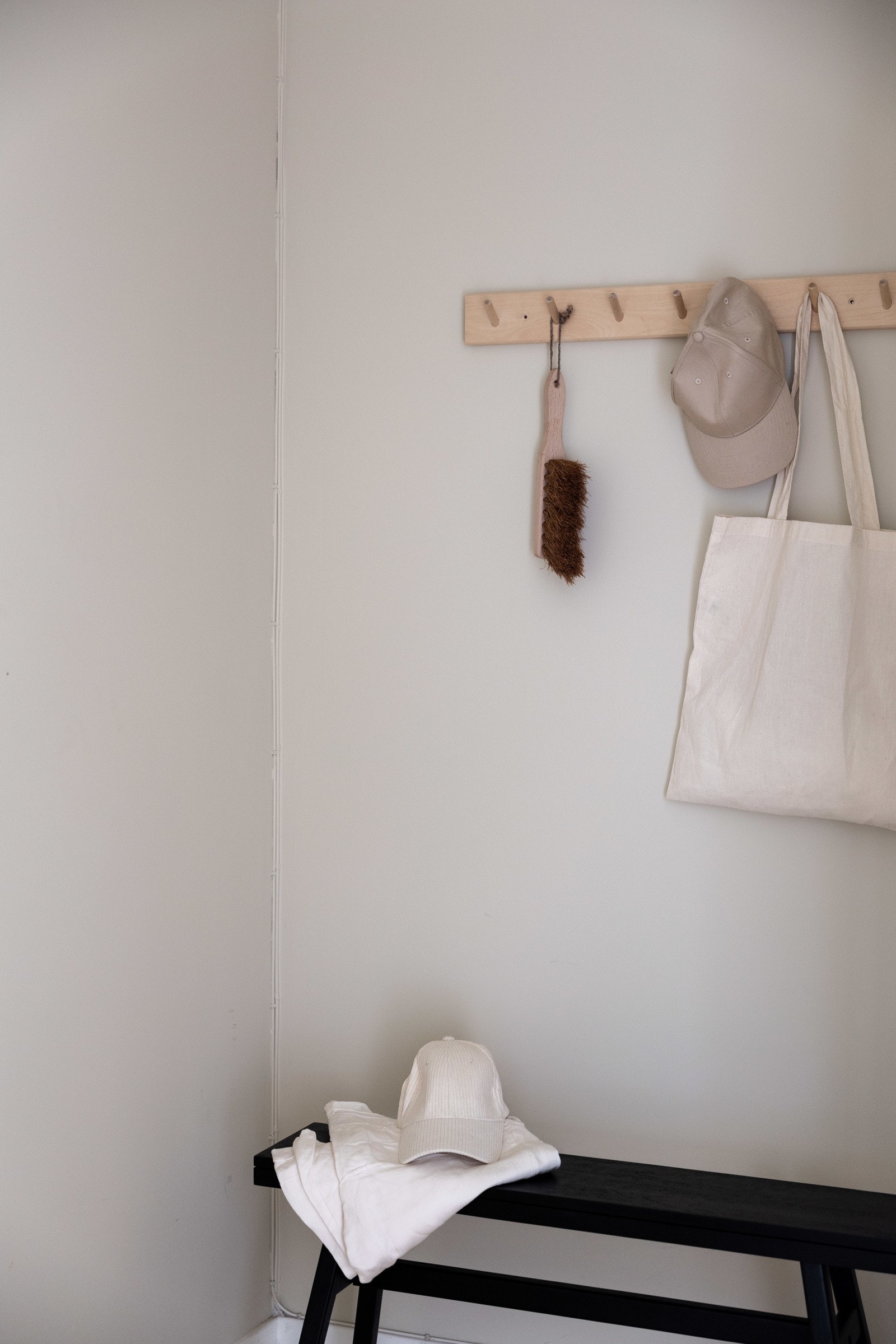 Entré med god plass til oppheng av yttertøy og oppbevaring av sko. Galleribilde