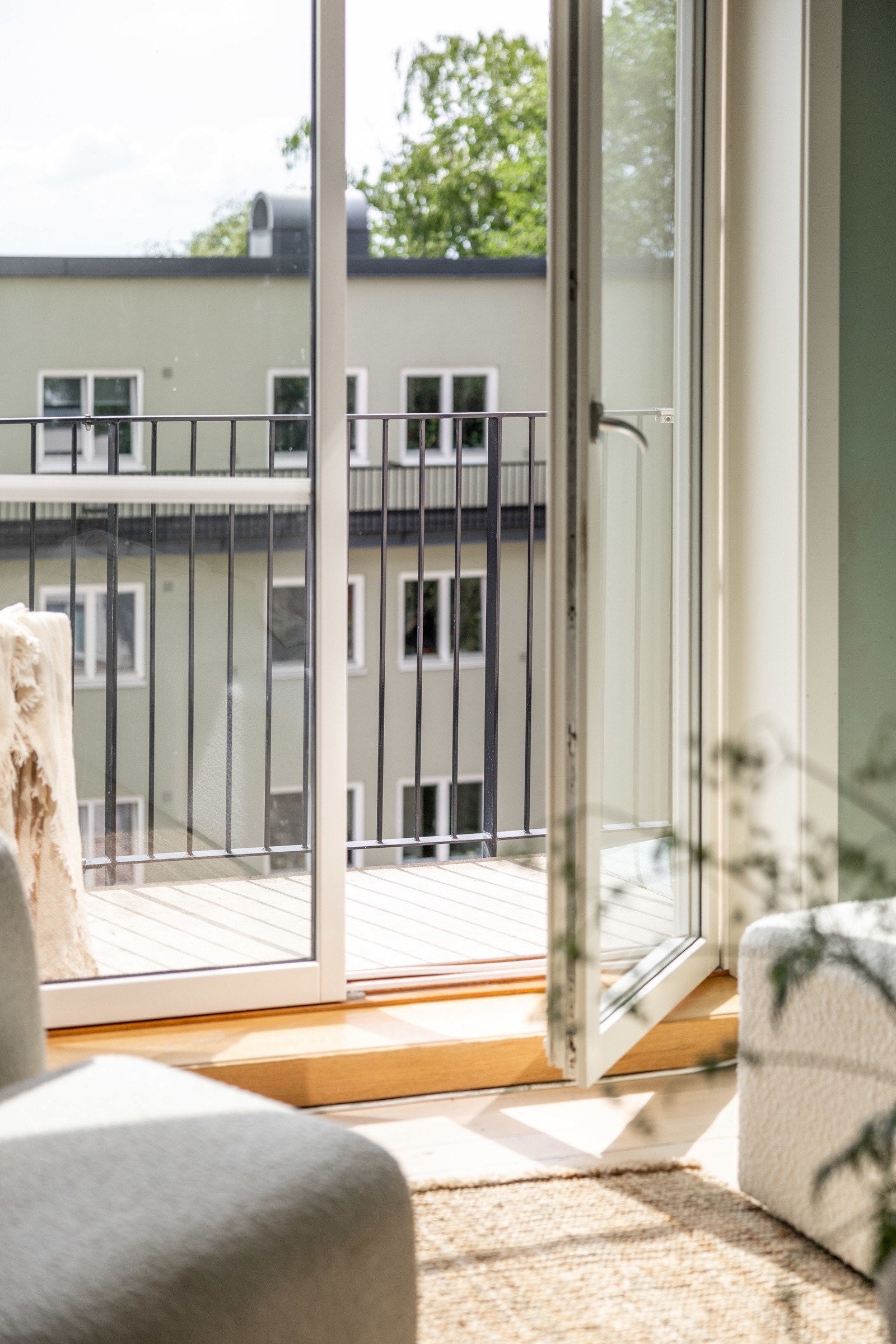 Utgang fra stue til sydvestvendt balkong. Galleribilde