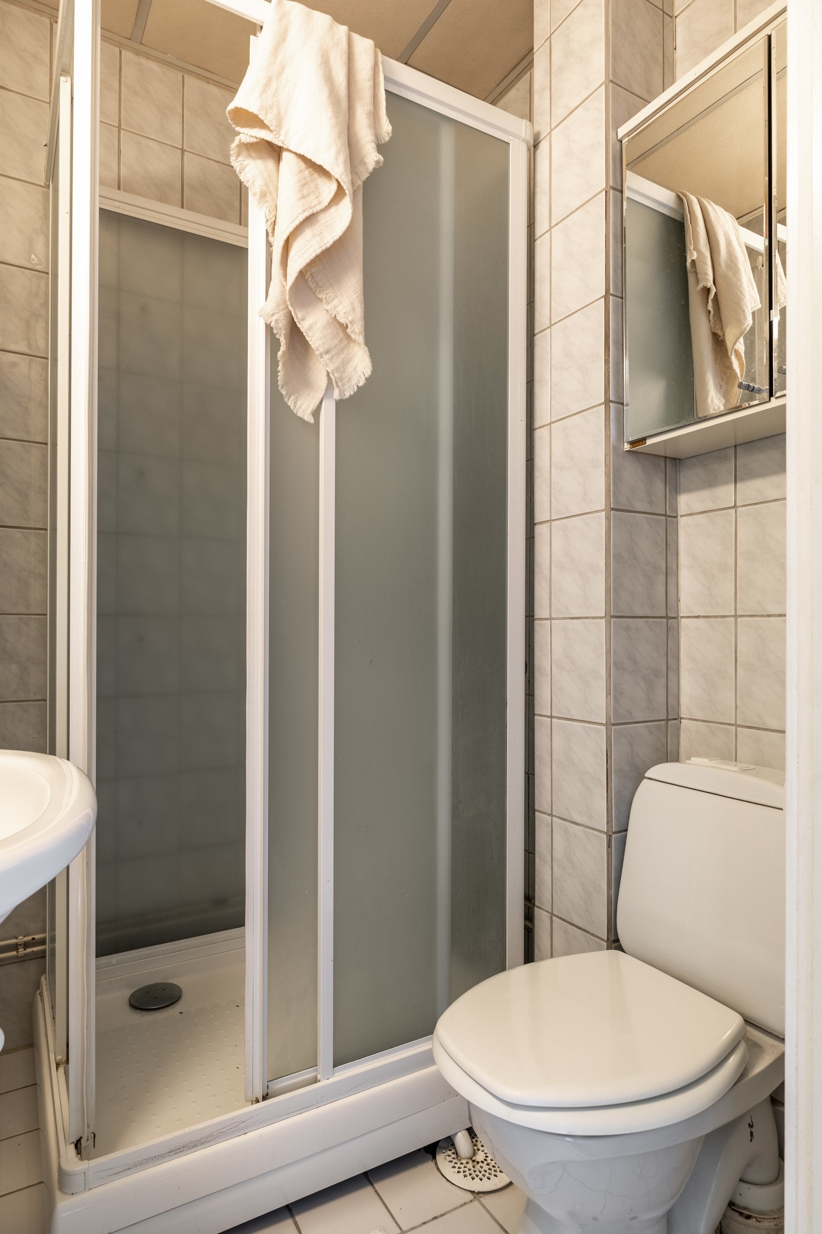 Dusjkabinett med skyvedører og dusjarmatur tilkoblet hånddusj. Galleribilde