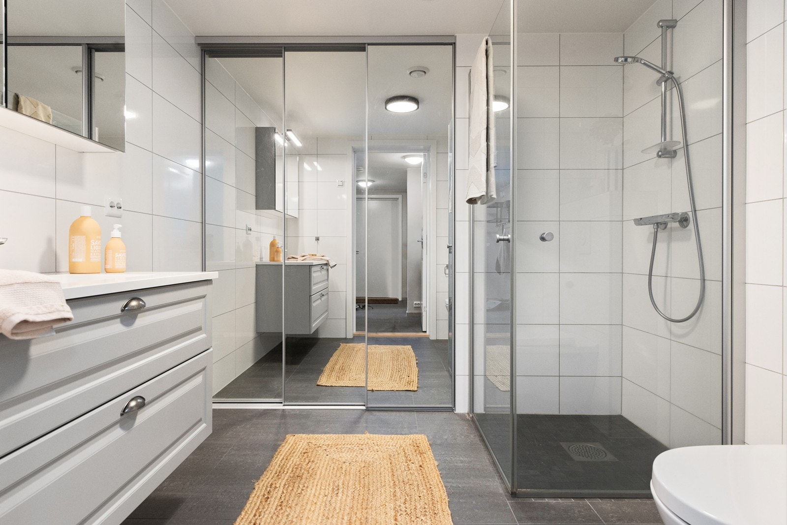 Badet er smart løst med vaskeromsløsning gjemt bak skyvedørene rett frem i bildet. Galleribilde