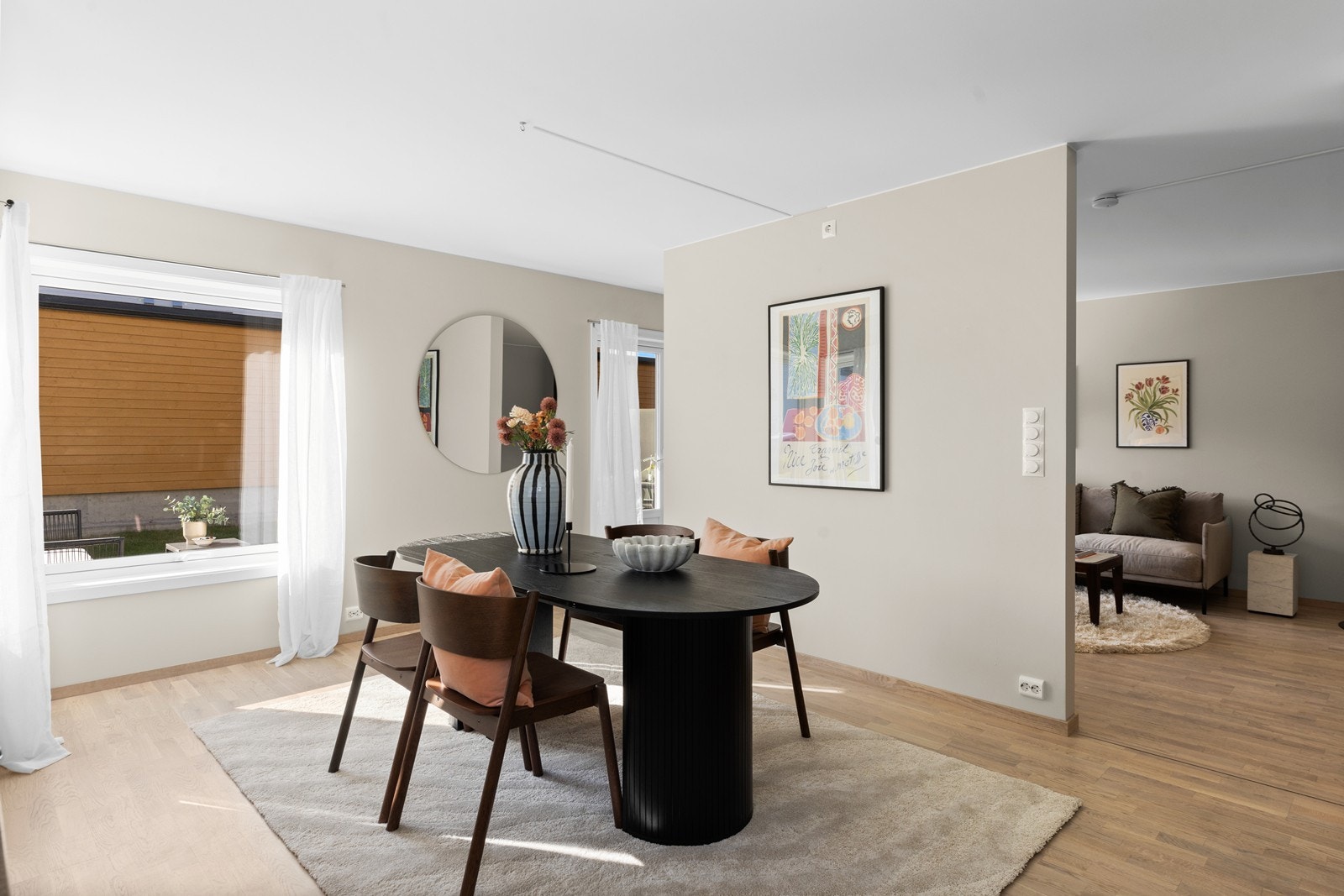 Kjøkkendelen har god plass til spisestue og skap. Legg også merke til at det er godt med strømuttak både nede ved gulvlisten og opp til taket for pendellamper. Galleribilde
