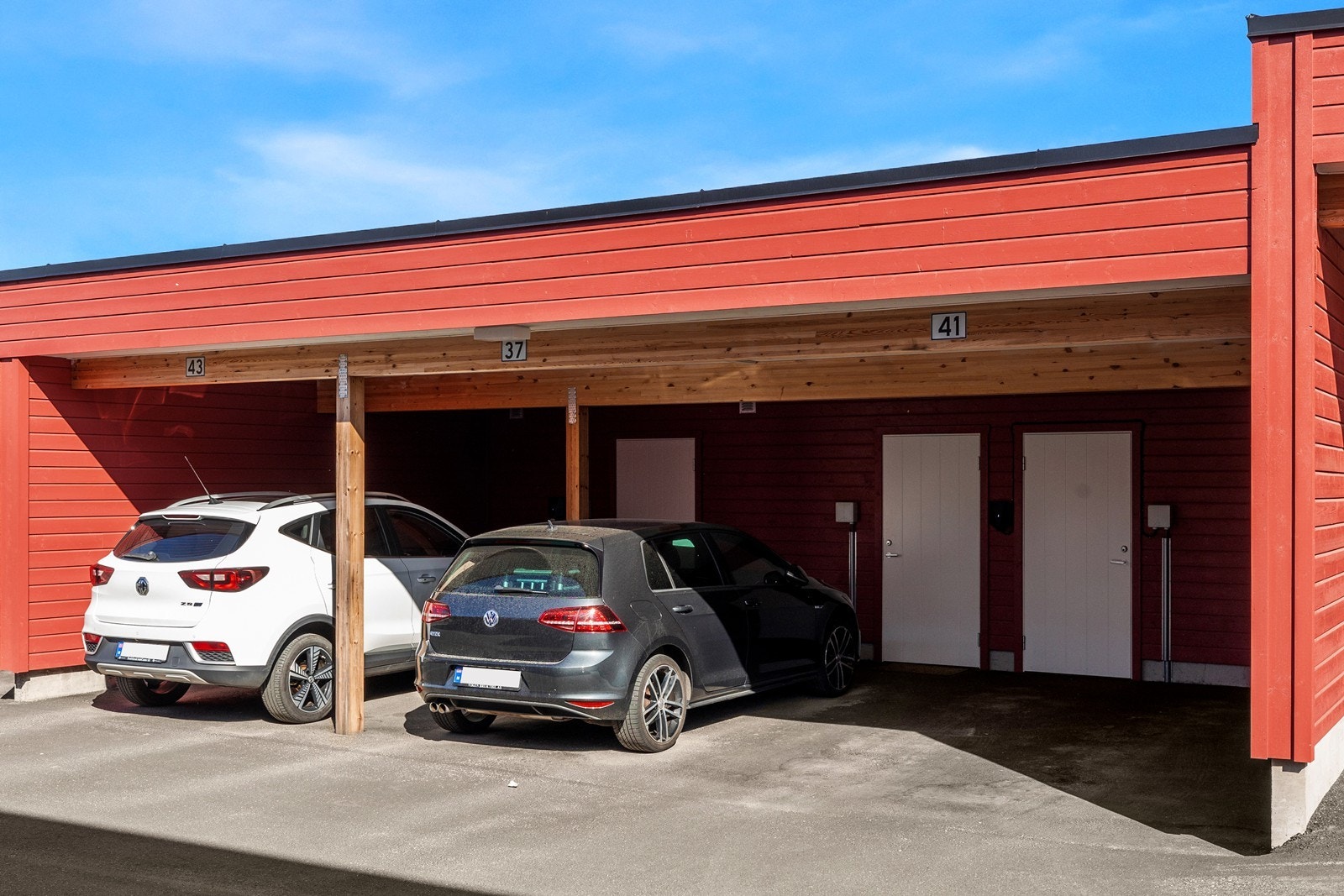 Det medfølger p-plass i felles carportanlegg - plass nr 41. Bod ligger i bakkant. Det er også montert elbillader. Galleribilde