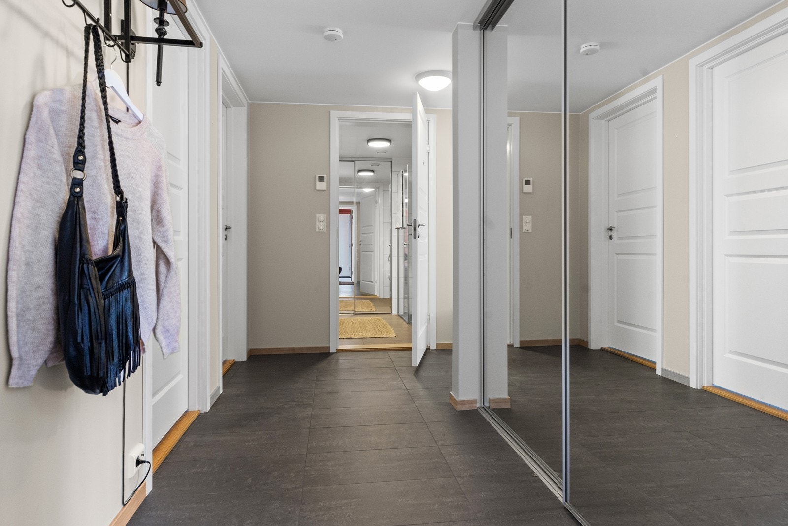 2 av soverommene ligger til venstre i entreén og rett frem har du badet. Galleribilde