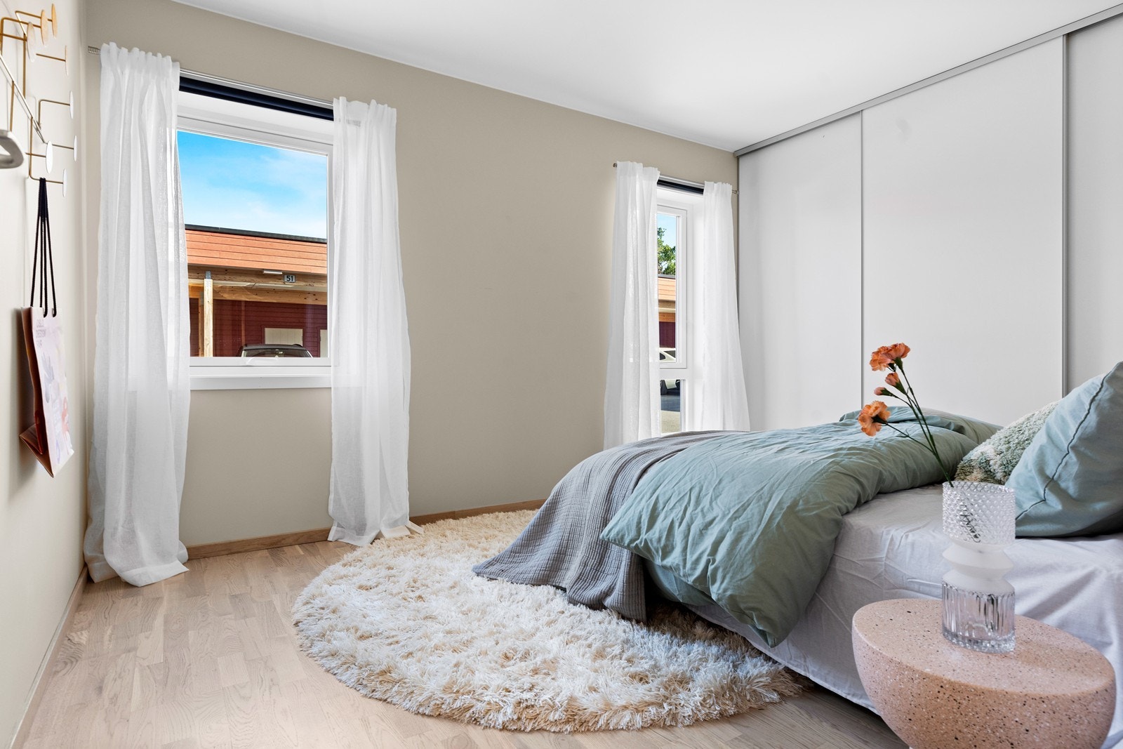 Det er montert skyvedørsgarderobe på hele den ene veggen og lystette rullegardiner i vinduene. Galleribilde