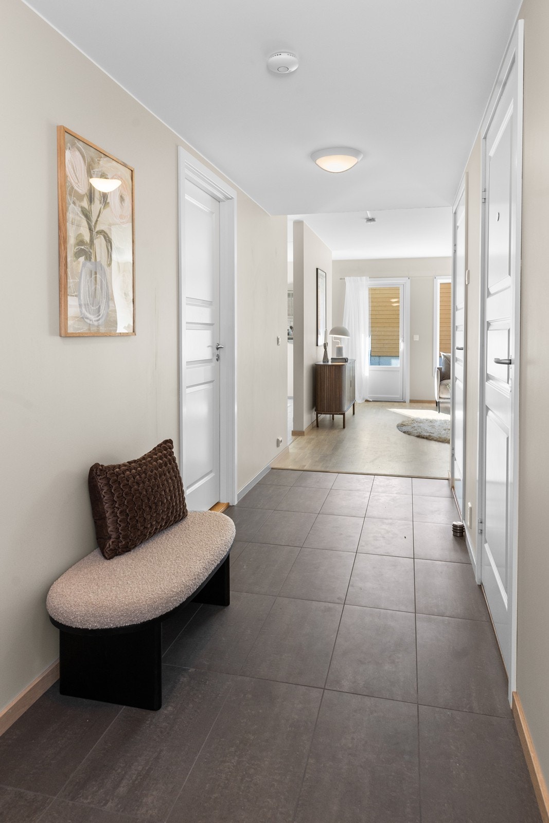 Praktisk leilighet i 1. etasje med entré, tre soverom, stue, kjøkken, bad, wc og bod Galleribilde
